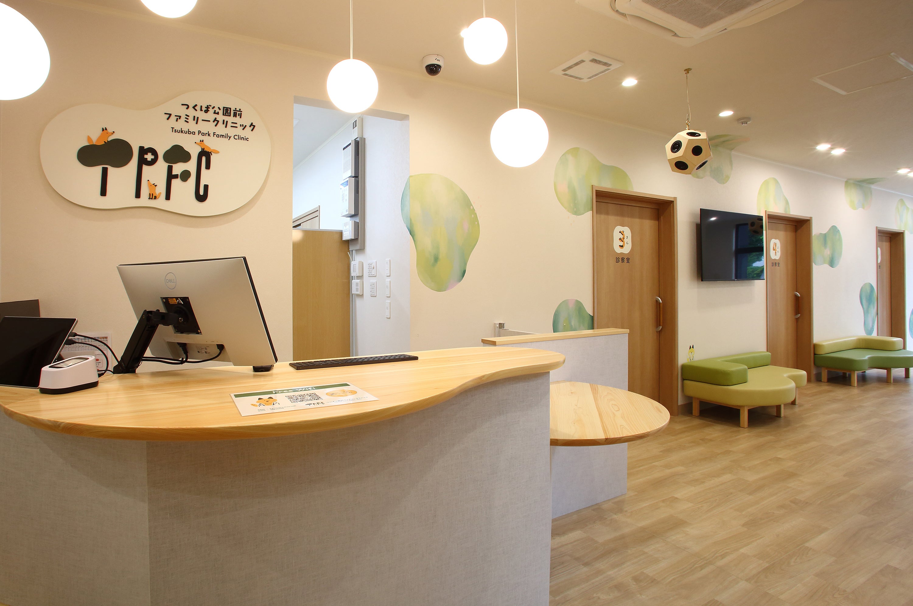 小さな子どもにも配慮された受付カウンター