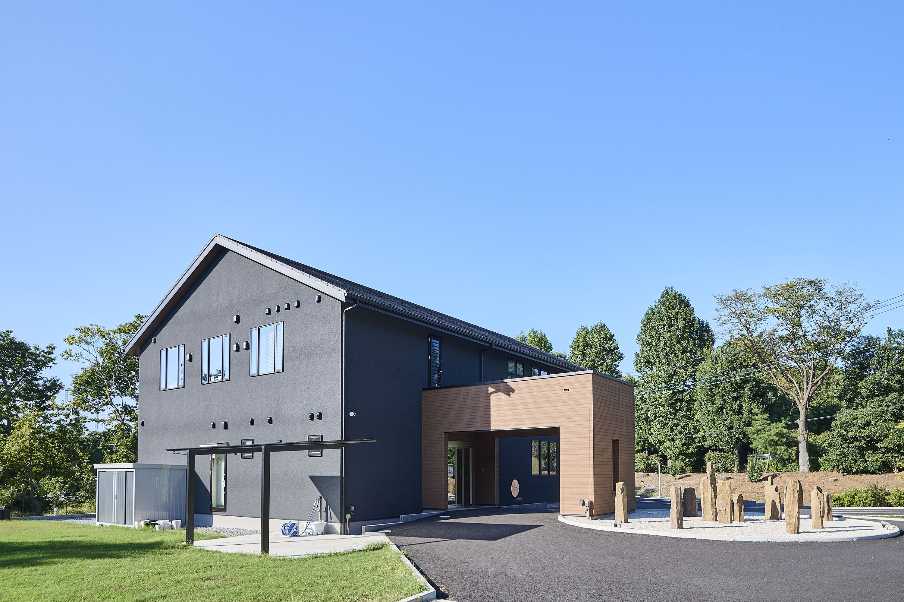 自然に囲まれ、子どもたちがのびのびと過ごせる外観