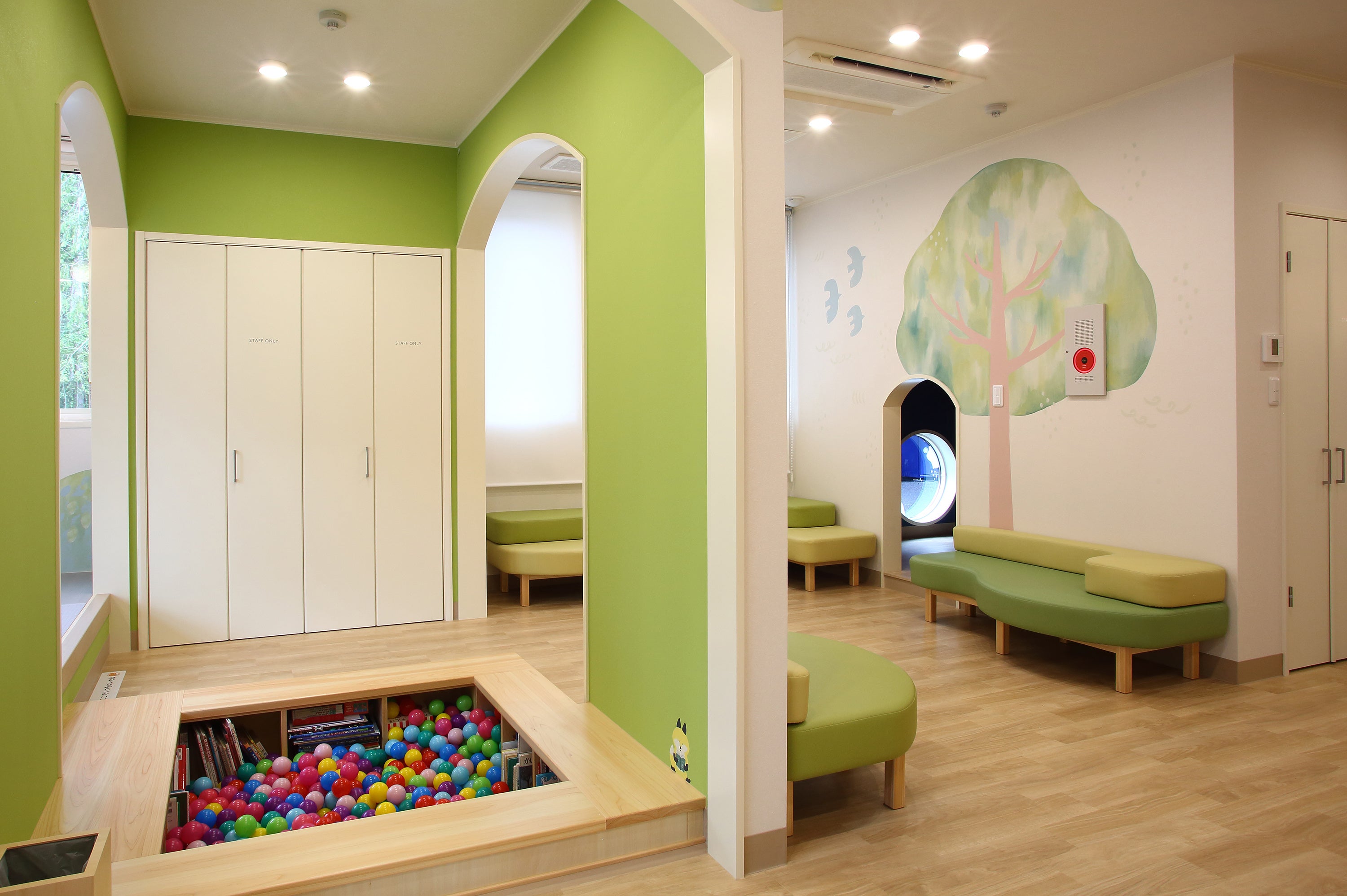 ボールプールや秘密基地など子どもたちがワクワクできる待合室