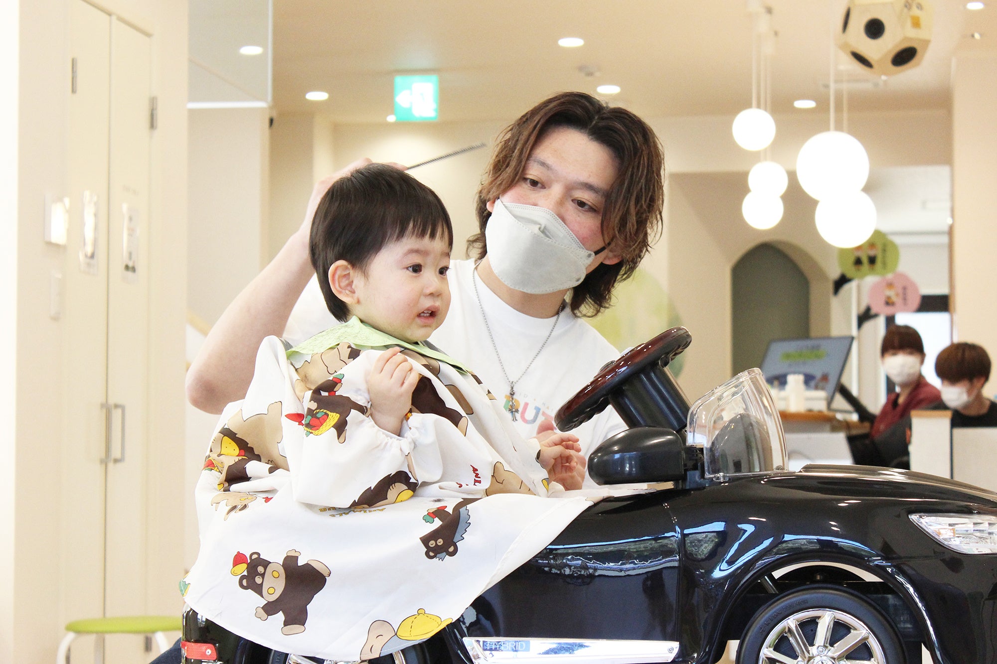 クルマ型キッズチェアで楽しみながらヘアカットできます！