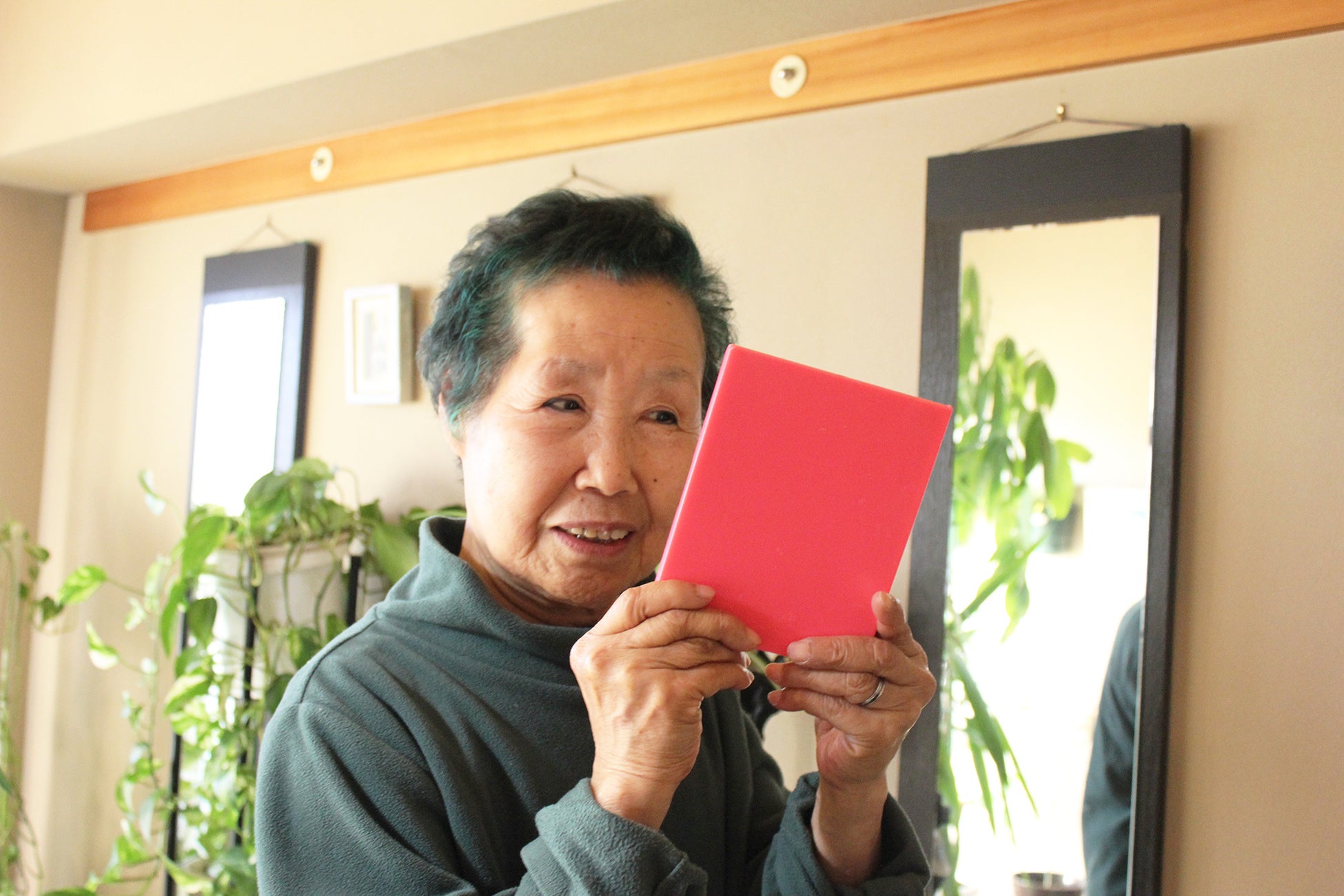 施術後に鏡を覗き込む様子