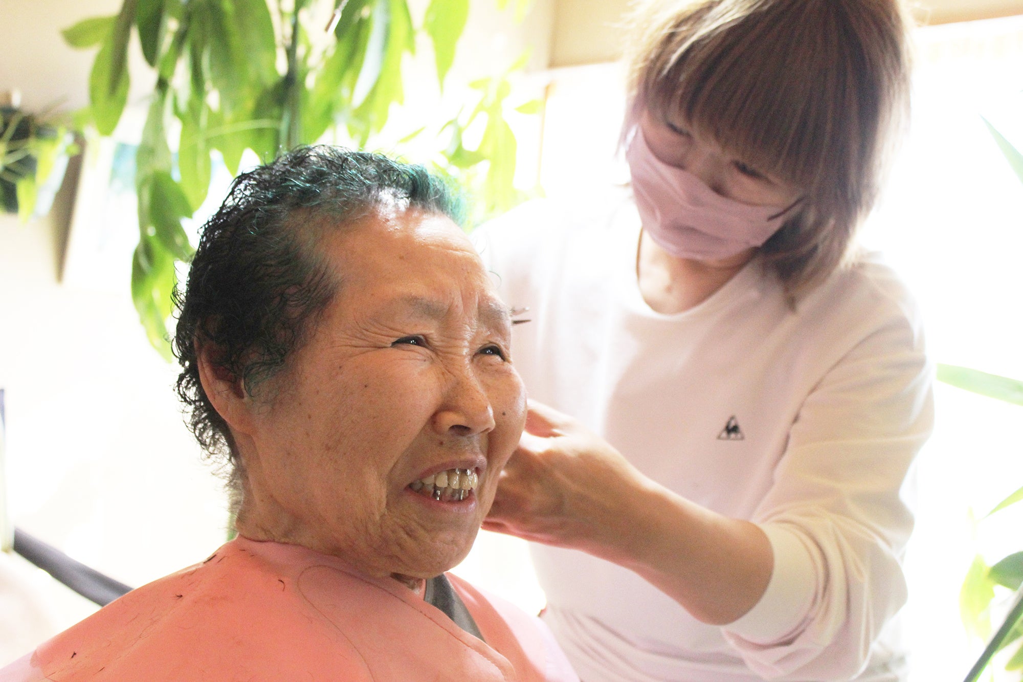 実際に髪を整えてもらう様子