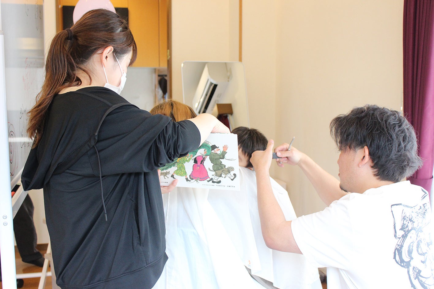 絵本を読み聞かせてもらいながら、赤ちゃんの髪もヘアカット!