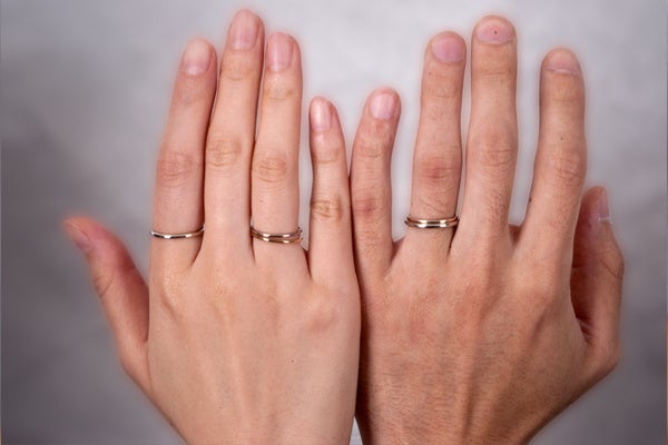 ユニセックスなデザインがペアリングとしても人気のプレーンリング。 2004年の発表から最も人気のベーシックアイテム。 ひとつでも、レイアードのベースとしてもシンンプルさが映えるリング。&nbsp; ふと視界に入るたびふたりの楽しい記憶が蘇ります。