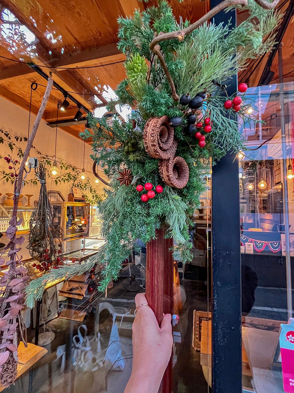 ショップエントランスのクリスマスデコレーション