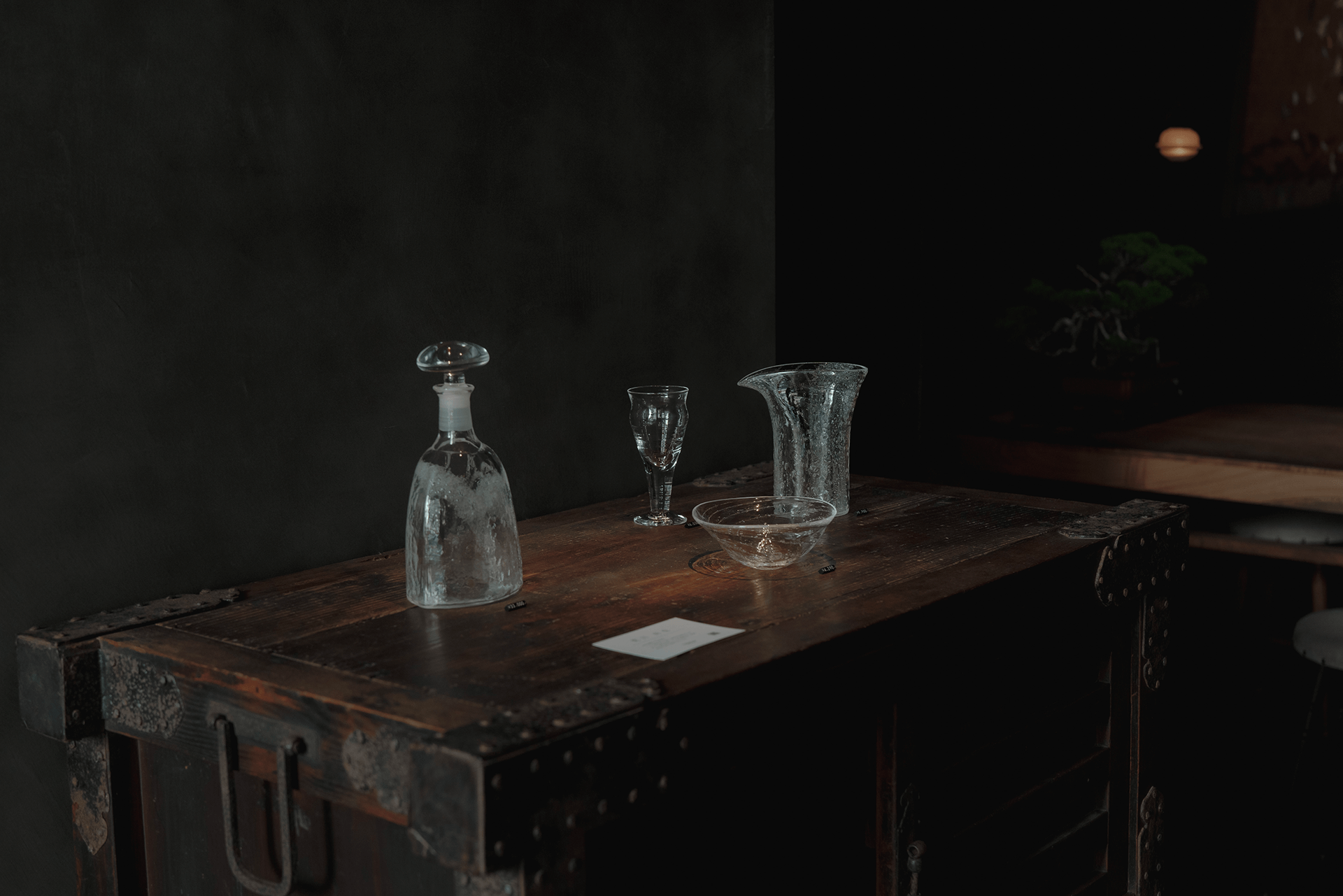 松葉屋茶寮が古道具・現代アート・器・一点家具の展示販売を行う『方舟