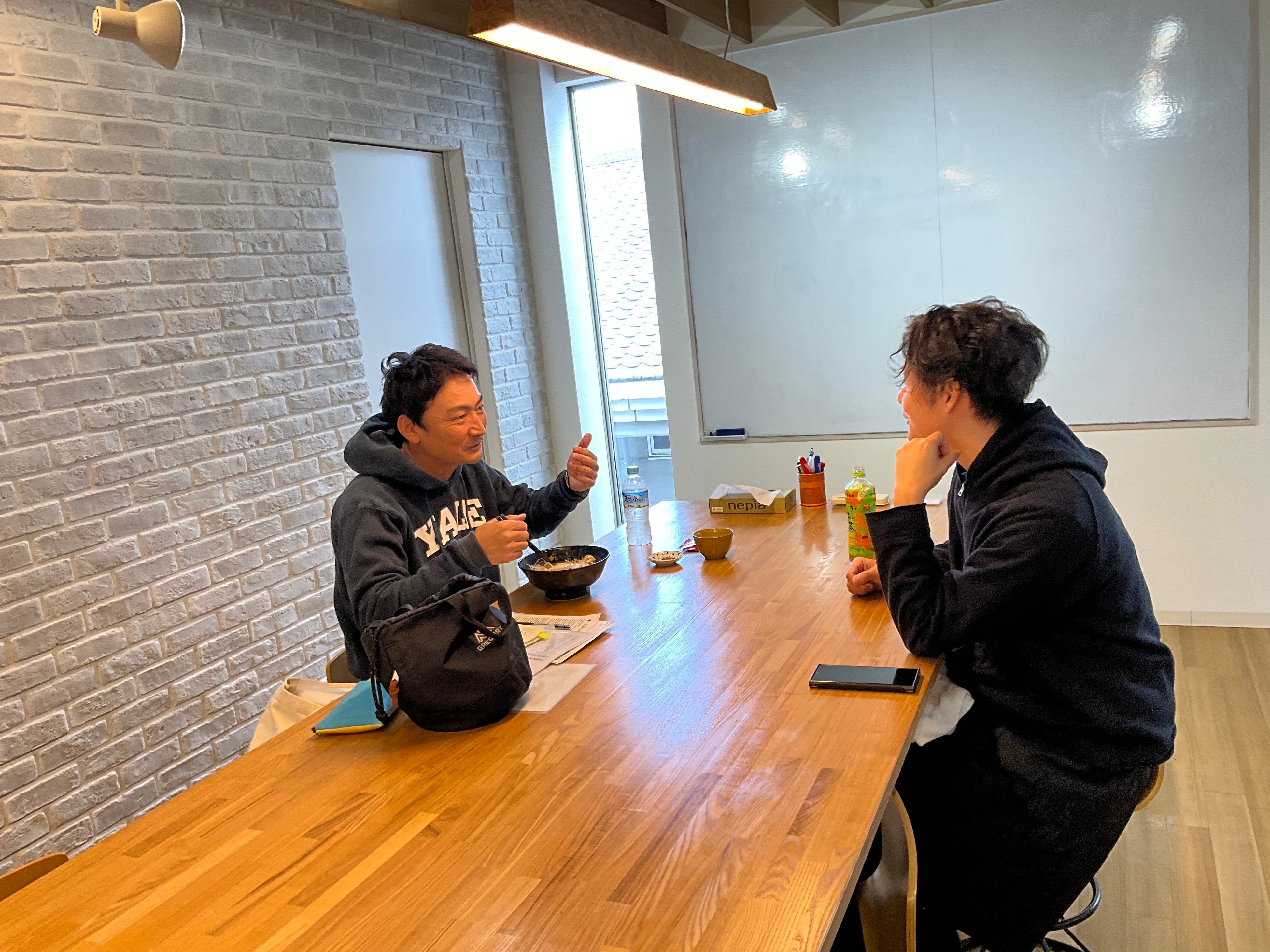 店舗選びの段階から開業支援いたします（左：お客様　右：弊社代表 京兼）