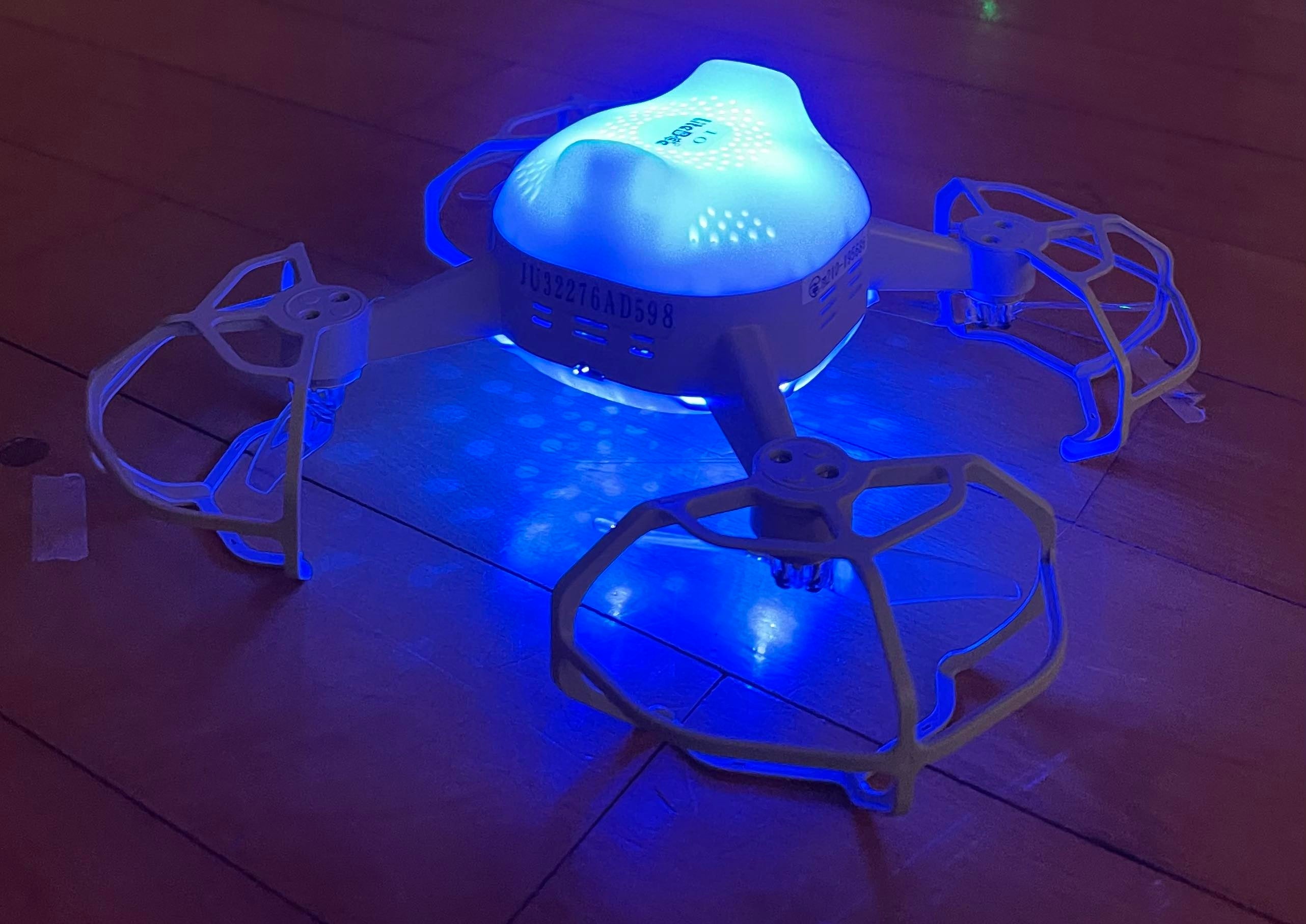 ドローン企業のROBOZが光と音のエンターテインメント「インドア