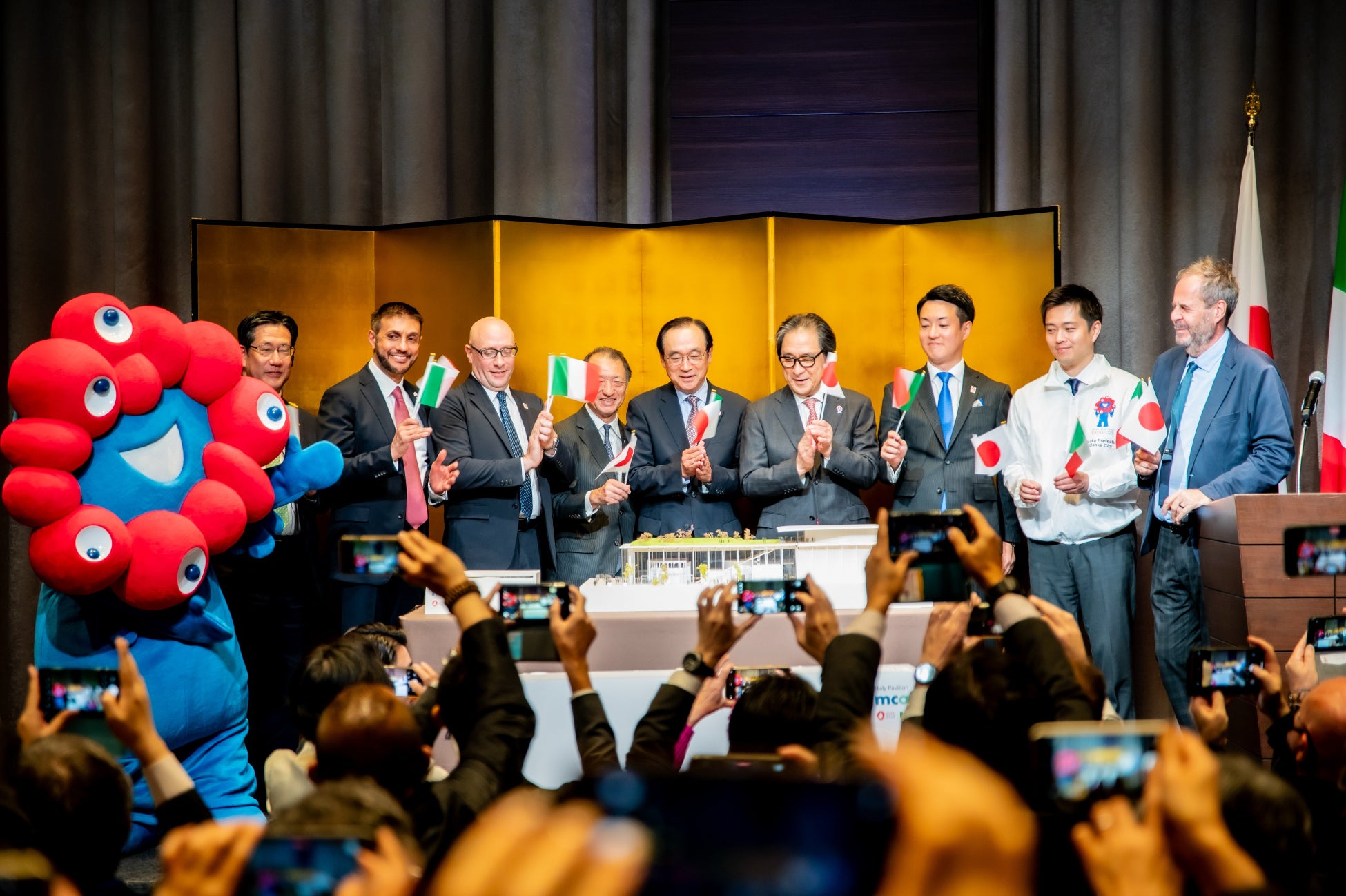 左から 西尾公志 西尾レントオール代表取締役社長、マルコ・プレンチペ 在大阪イタリア総領事、マリオ・ヴァッターニ イタリア政府代表、 姫野勉 政府代表 特命全権大使(関西担当)、羽田浩二 大阪・関西万博 日本政府代表、石毛博行 日本国際博覧会協会事務総長、