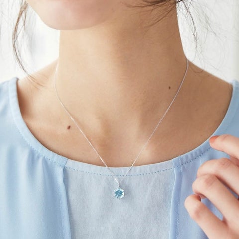 『アナと雪の女王』10周年記念コレクション新発売!ブルートパーズのネックレスやチャーム付きトートバッグで大人の魅力を引き立てる 『アナと雪の女王』10周年記念コレクション新発売!ブルートパーズのネックレスやチャーム付きトートバッグで大人の魅力を引き立てる