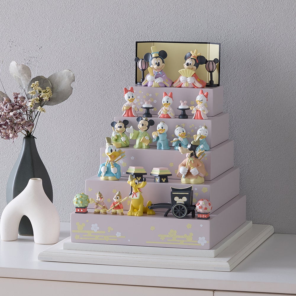 「くすみピンク」のミッキー&フレンズおひなさまが新登場 幅約22cmの豪華フルセット