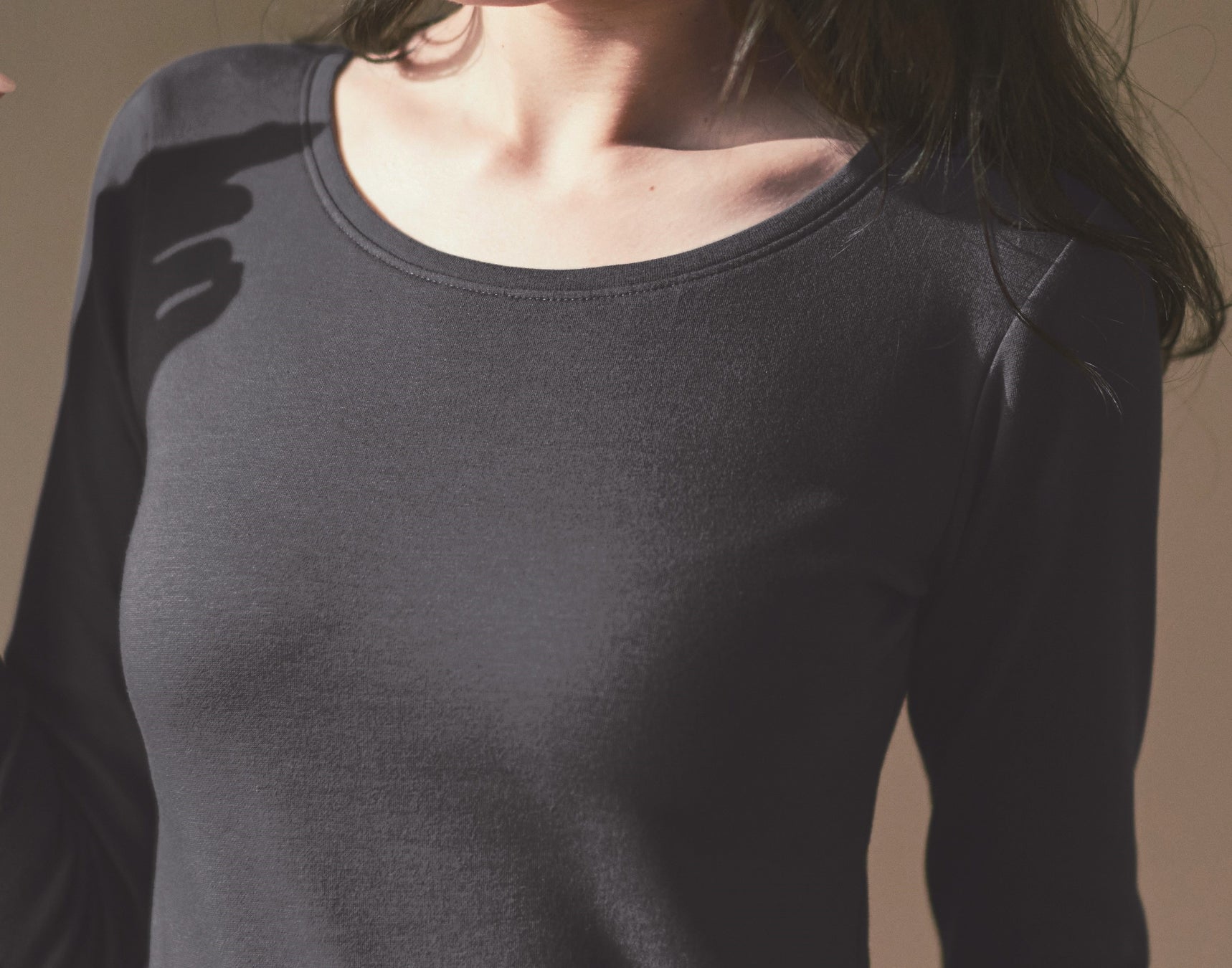 カットソー見えする襟デザイン