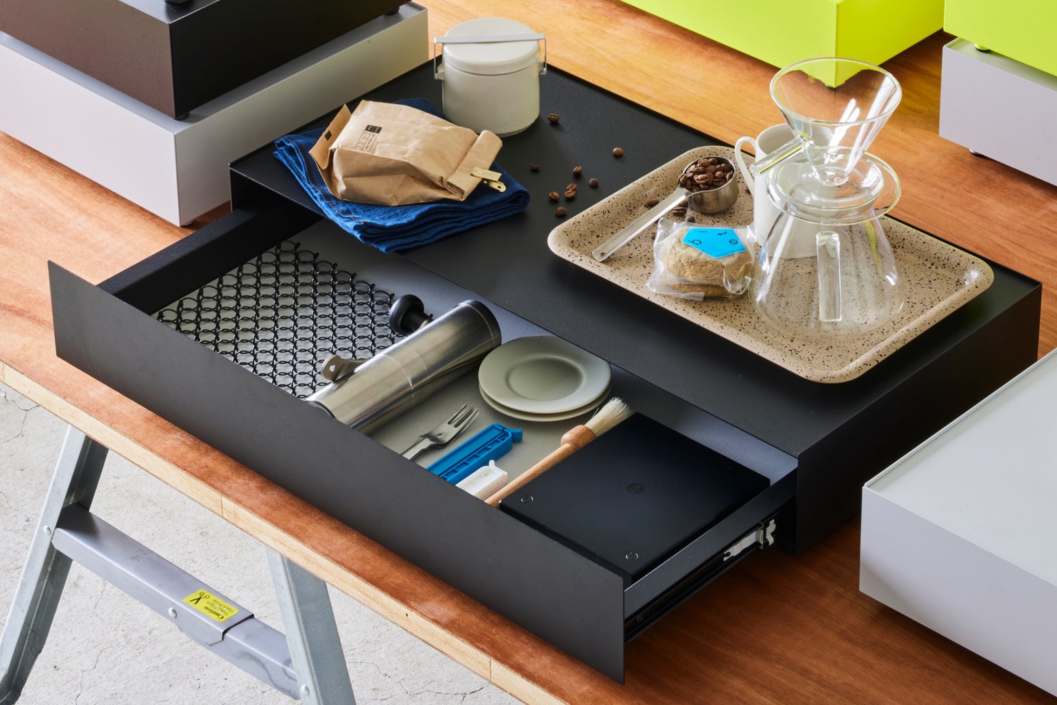 コーヒーやカメラなど趣味の道具をまとめるキャビネットとして