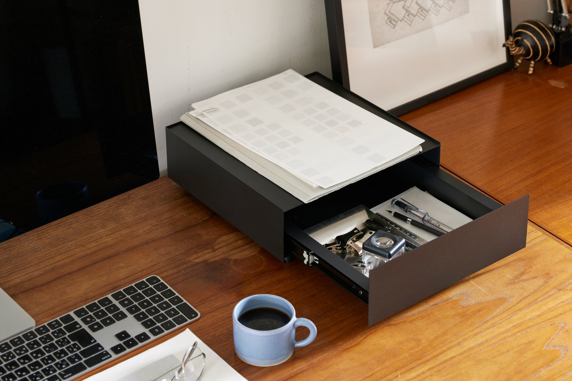 デスク周りの文具や仕事道具入れとして