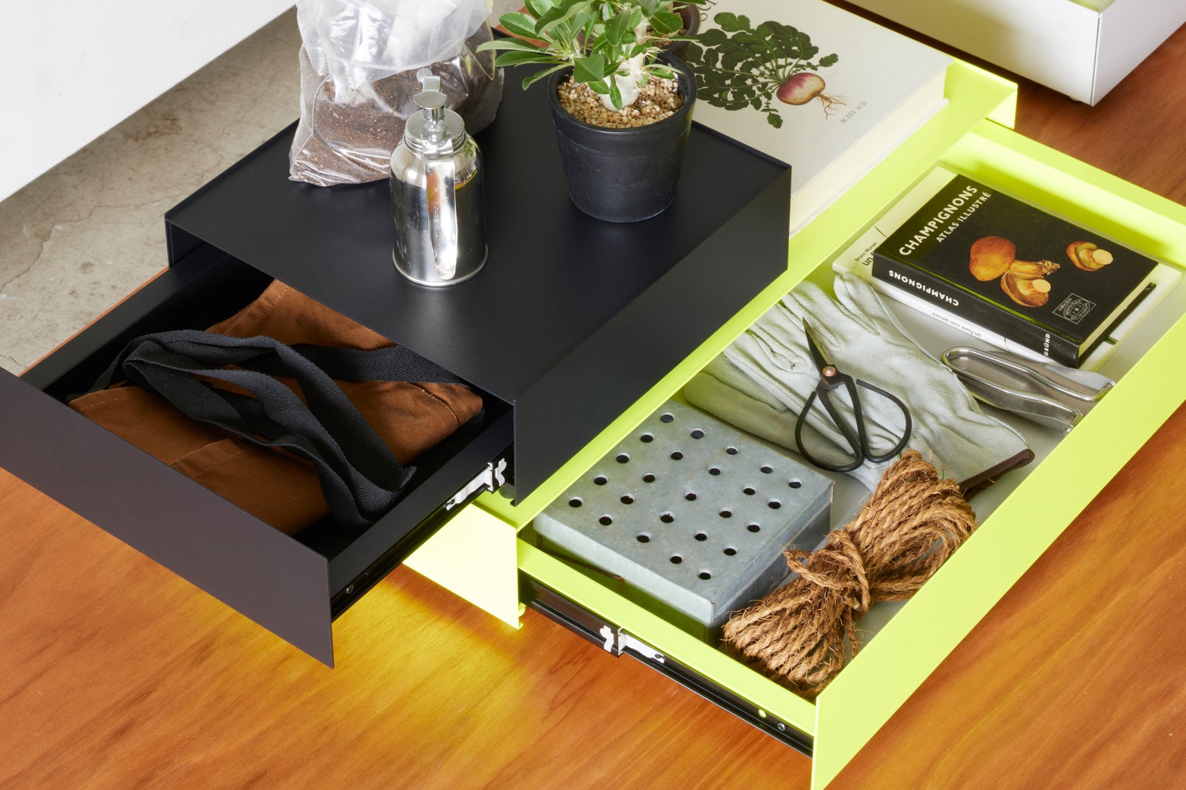 植物関連や工具などの道具入れとして