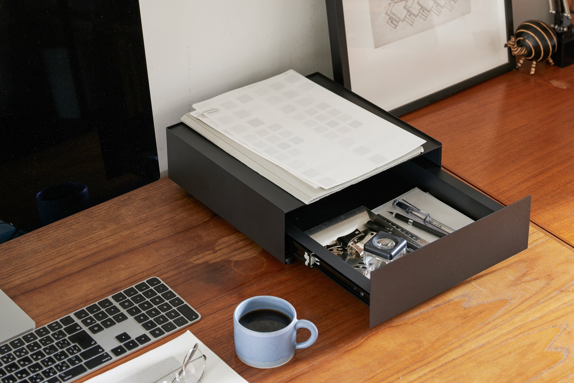 デスク周りの文具や仕事道具入れとして