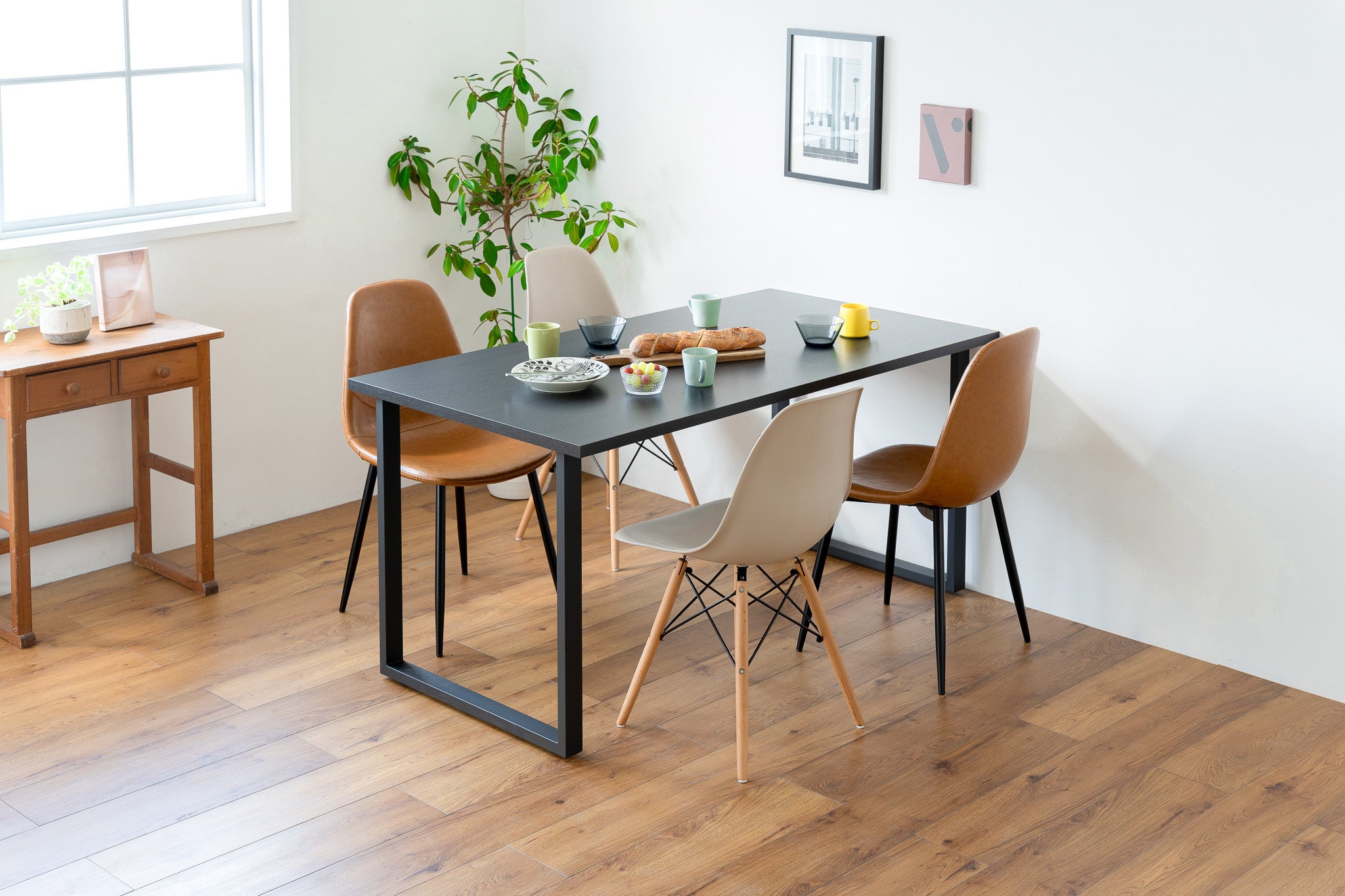 脚と同じブラックカラーで統一感のある天板