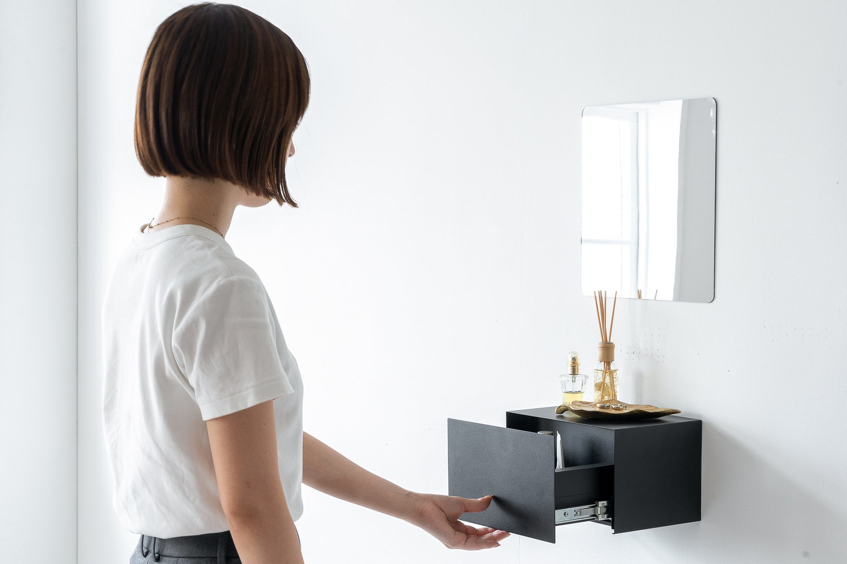 化粧スペースとして鏡下の空いている壁に