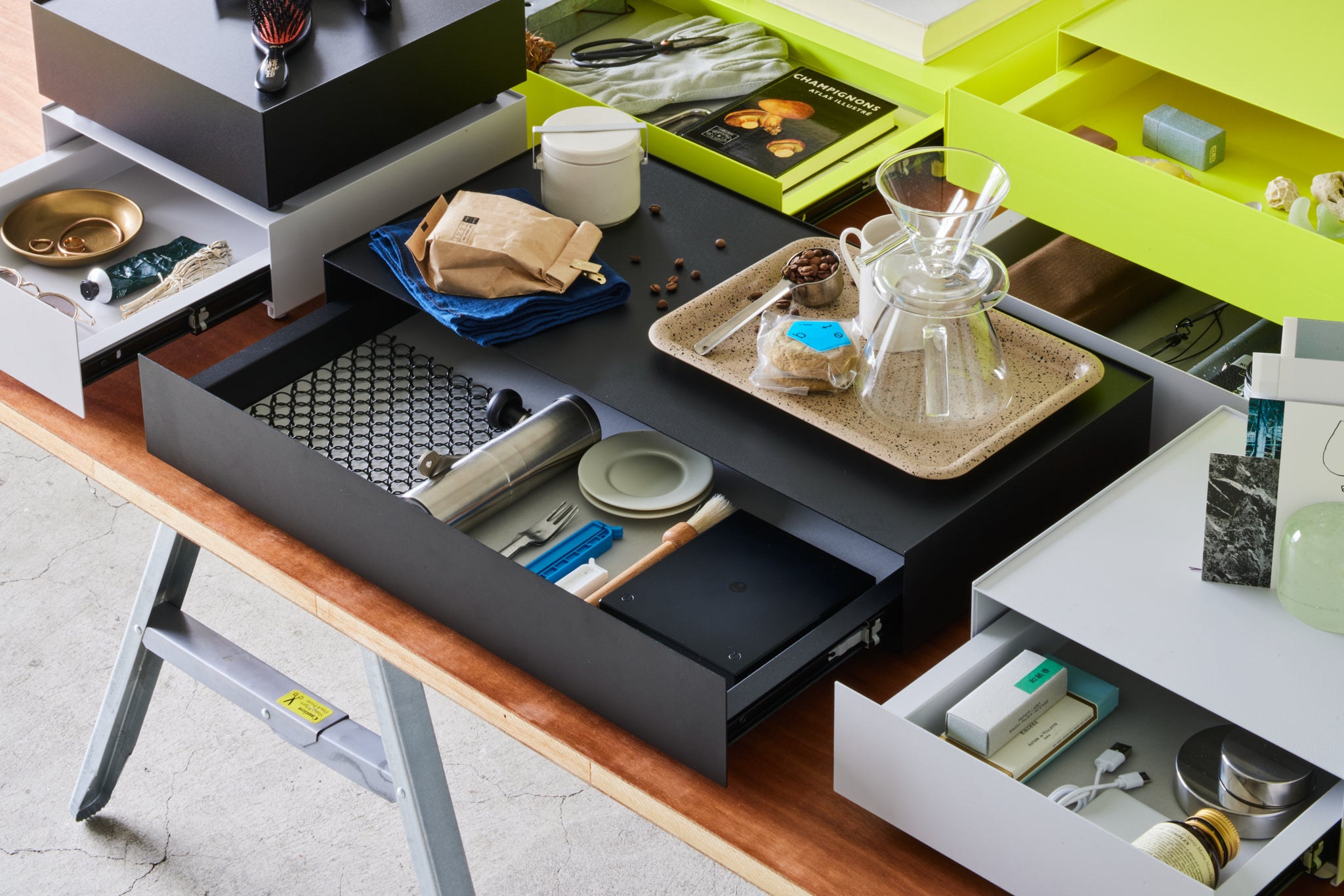 コーヒーやカメラなど趣味の道具をまとめるキャビネットとして