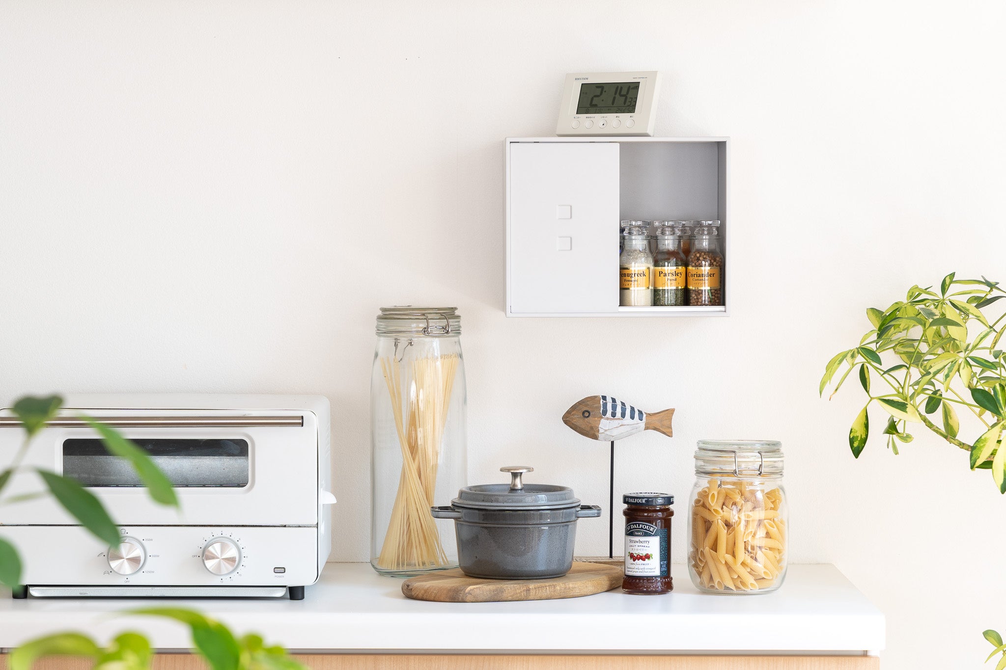 キッチン周りの空いている壁に