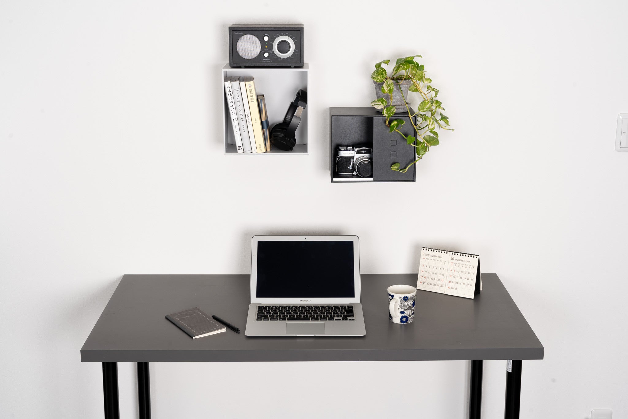 デスク周りの空いている壁に