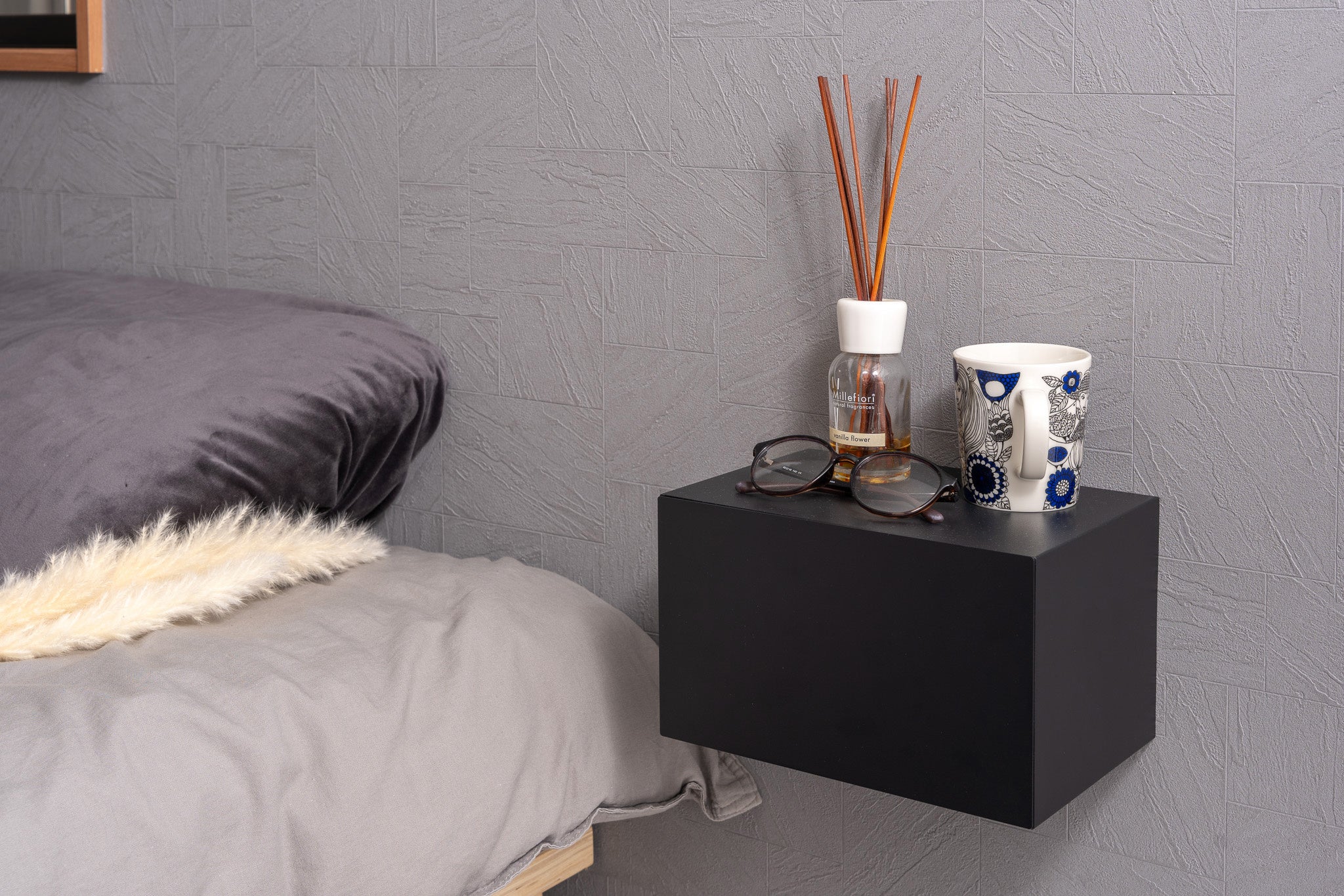 ベッド横の空いている壁に