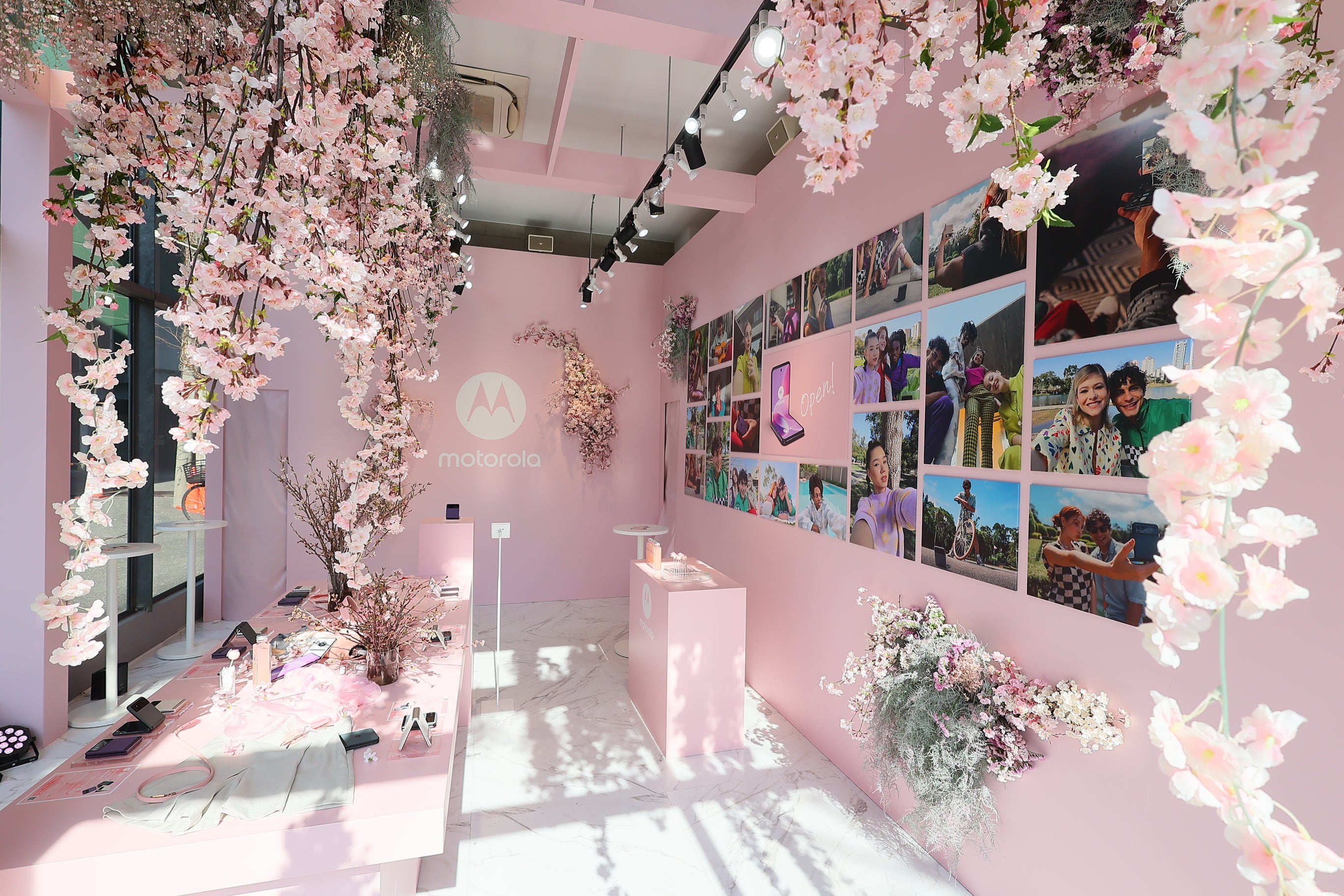 「motorola razr 40 sakura POP-UP」内観