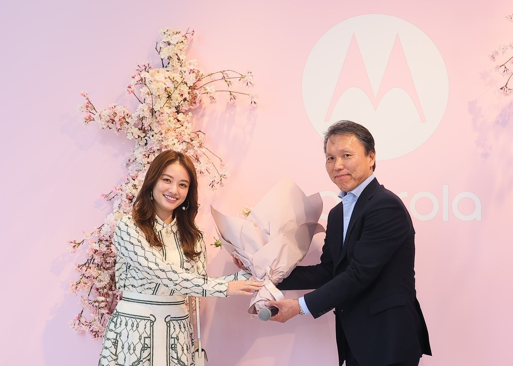 社長へ花束を渡す谷まりあさん