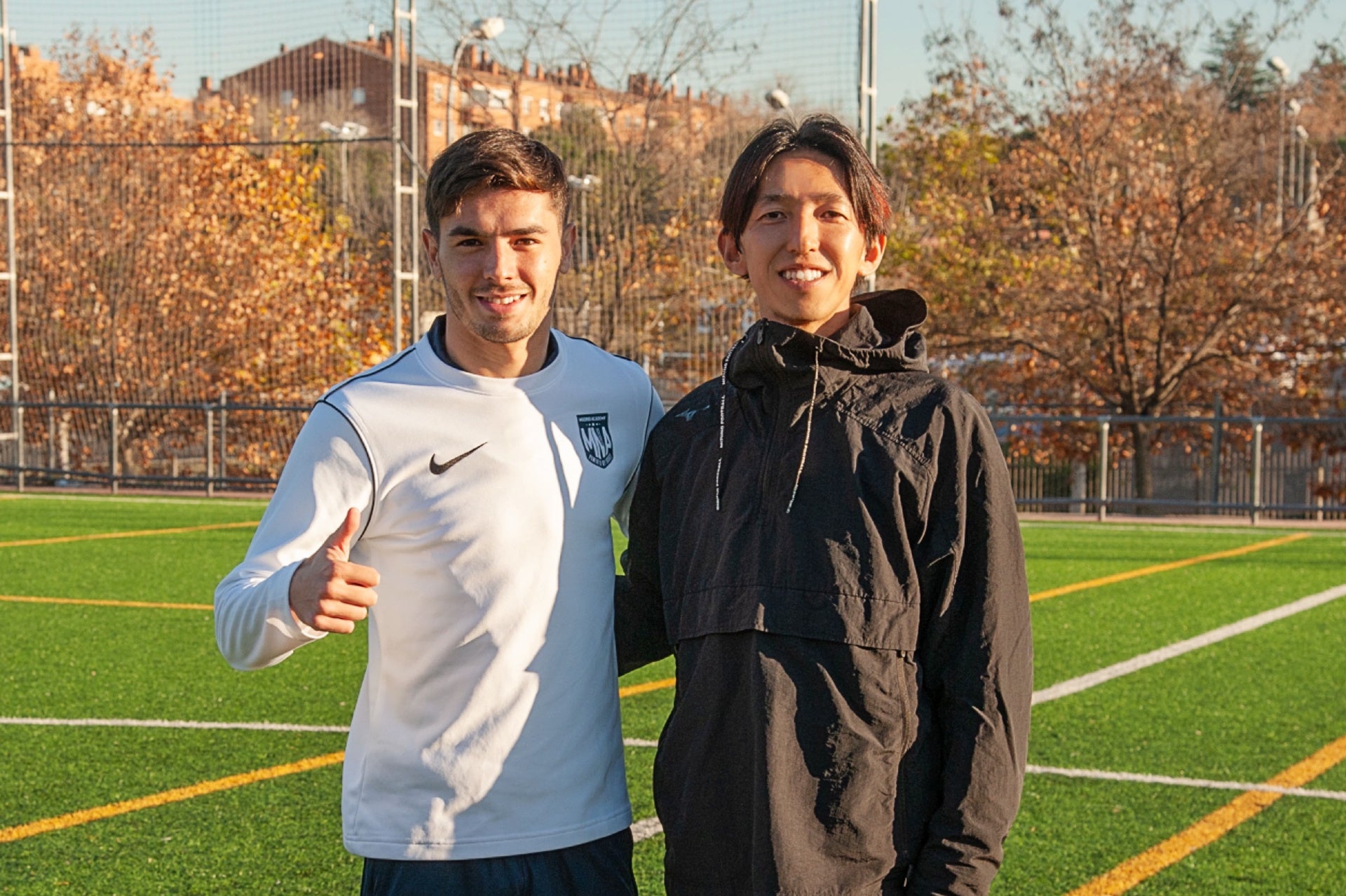 ブラヒム・ディアス選⼿（写真左）と当社代表でドリブルデザイナーの岡部将和（写真右）