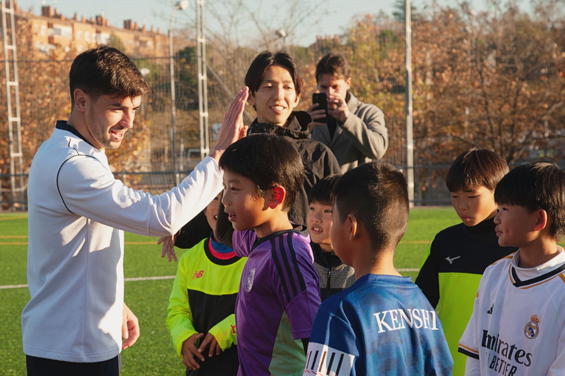 ブラヒム・ディアス選⼿（写真左）と当社代表岡部（写真奥右）から指導を受ける⼦どもたち