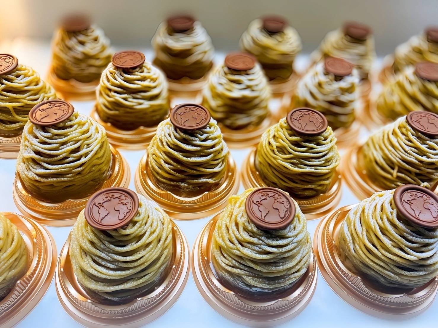 世界的なショコラティエである洋菓子マウンテンの水野直己氏が監修した丹波栗のモンブランなど、丹波栗のスイーツ店が集まる「MONPAKU!2025 スイーツのまち モンブラン博」が広小路の複合施設で開催!