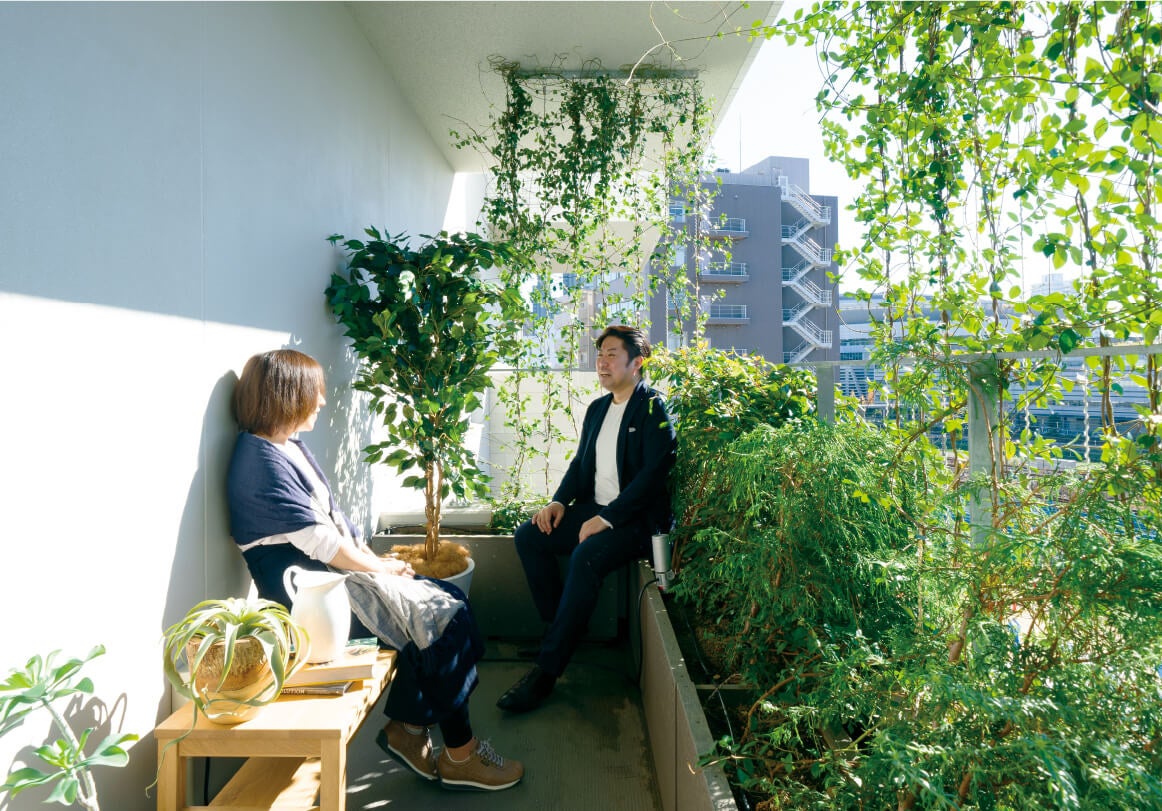 バルコニーは奥行きも十分確保され、落ち着きながらも開放的な場所（ルーツ新都心）