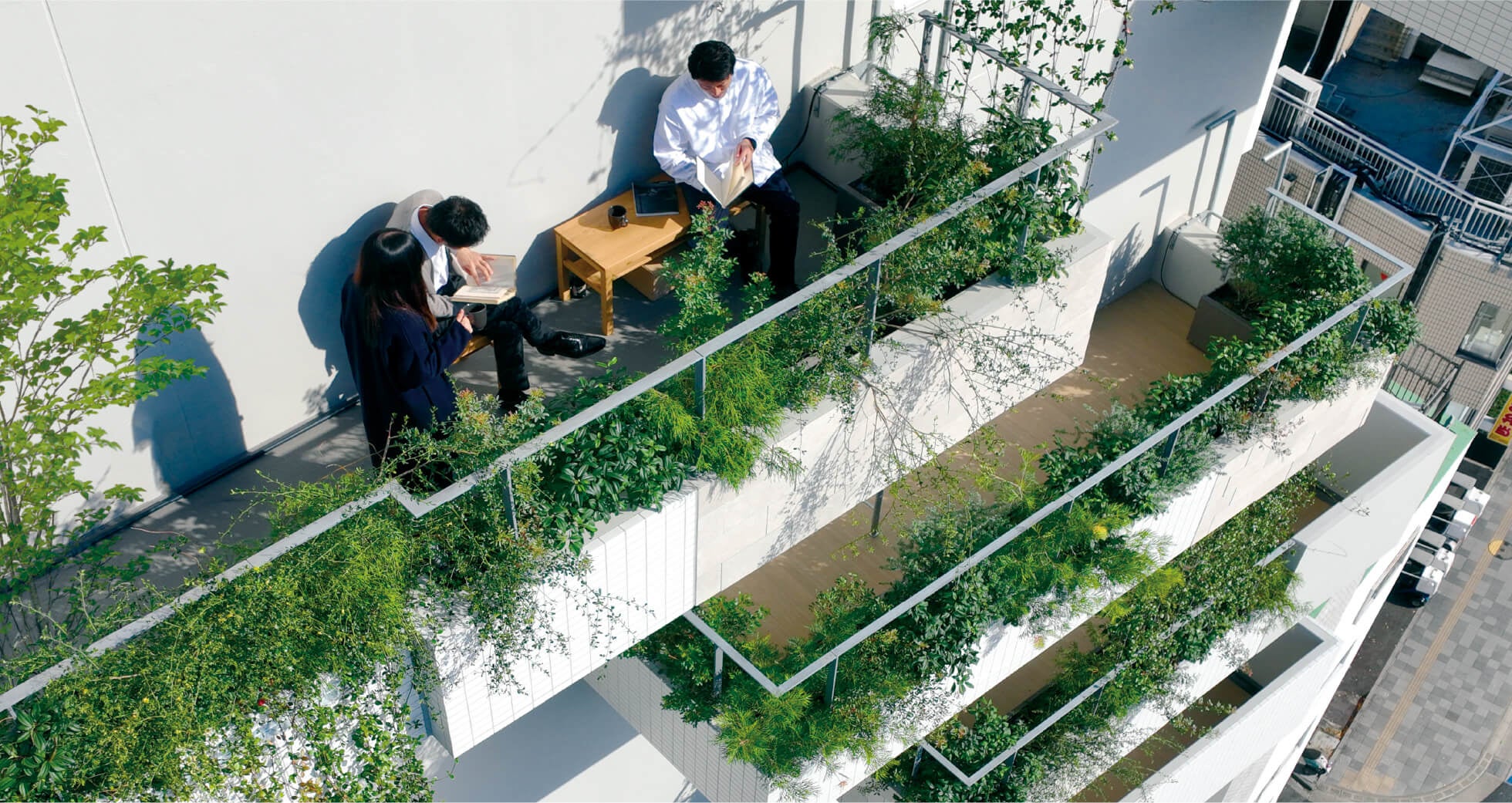 上下にズレながら積層された緑が、重層的な緑を建築に纏っている（ルーツ新都心）