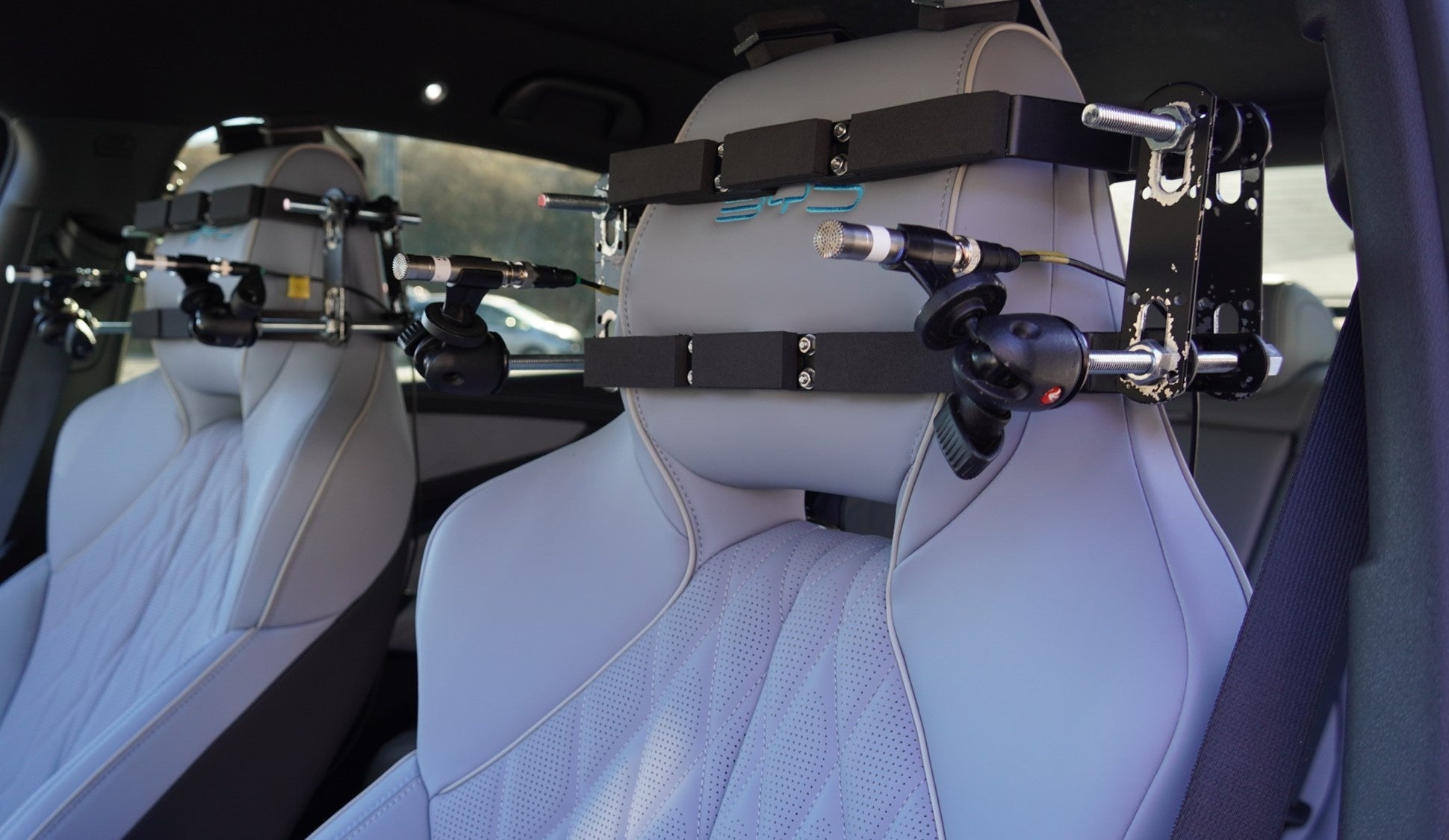 車室内騒音を測定するマイクロホンを設置した様子