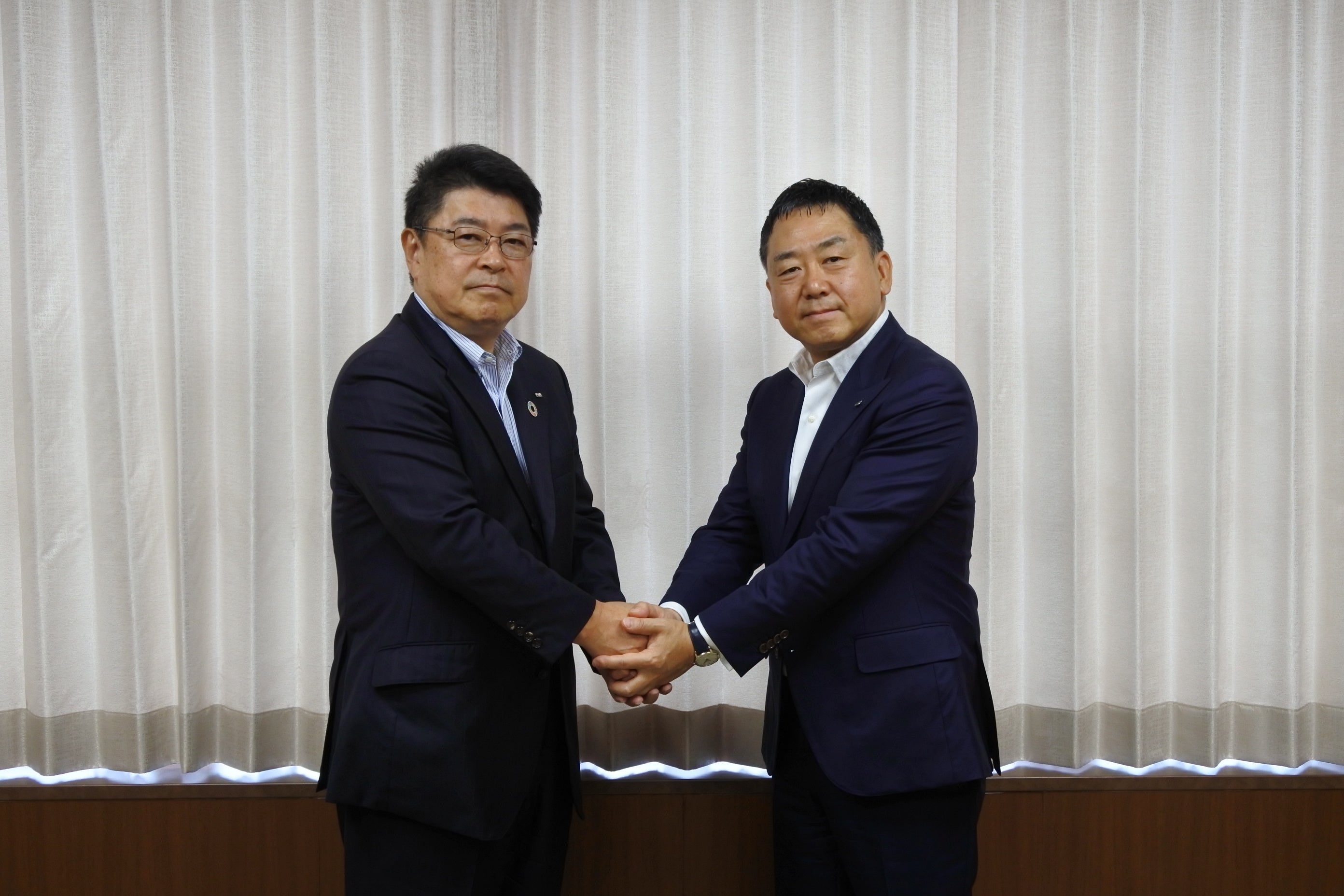 ＮＩＳＳＯの清水社長（左）とツナググループの米田社長