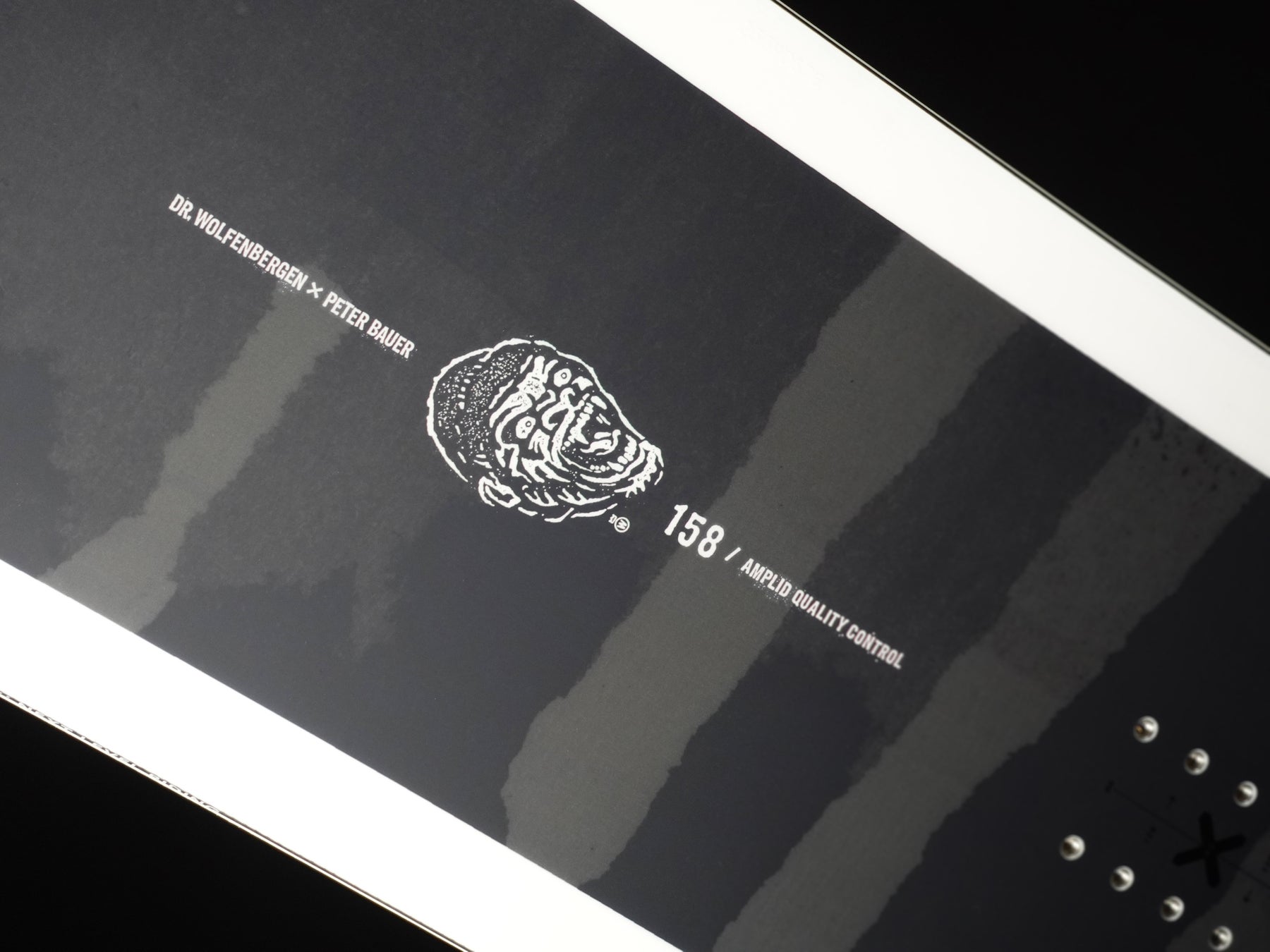 国内20本限定!ピーター・バウアー率いるAmplidスノーボードがDr. Wolferbergenとのコラボアイテムを発表 国内20本限定!ピーター・バウアー率いるAmplidスノーボードがDr. Wolferbergenとのコラボアイテムを発表