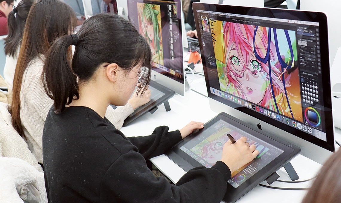 液晶ペンタブレットを使い、デジタルイラストの制作に取り組む授業の様子。