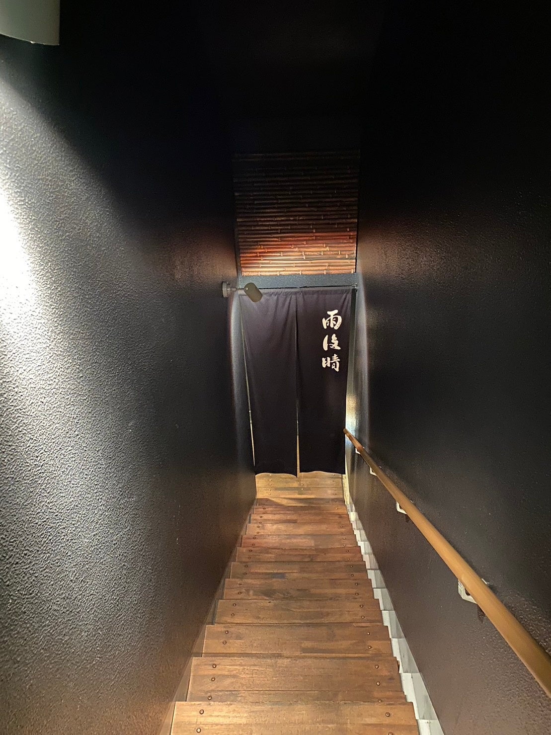 恵比寿店 入口の扉を開けると階下へ続く階段がございます。店舗はこの奥