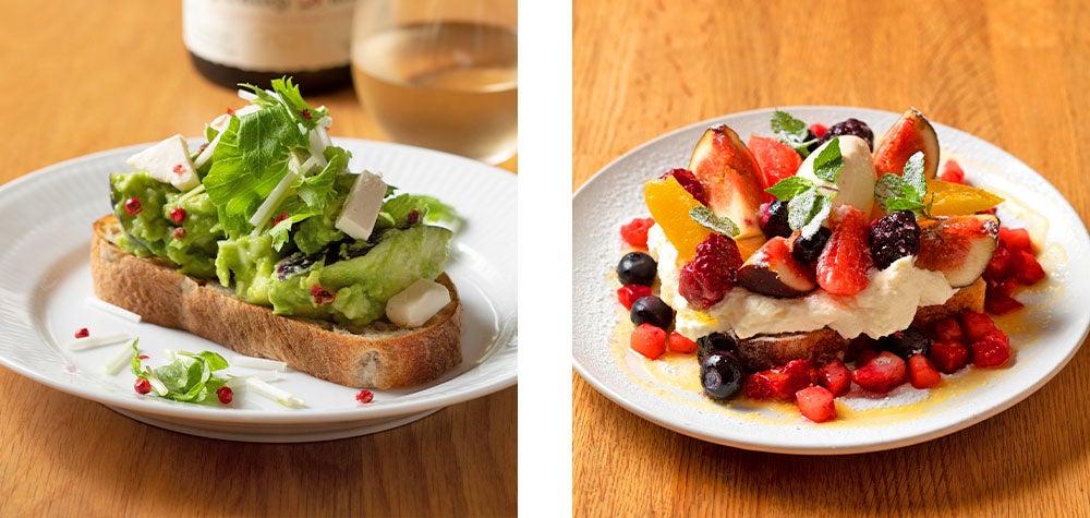 (左)オリーブバゲットのスモーブロー　(右)フルーツとベリーのデザート