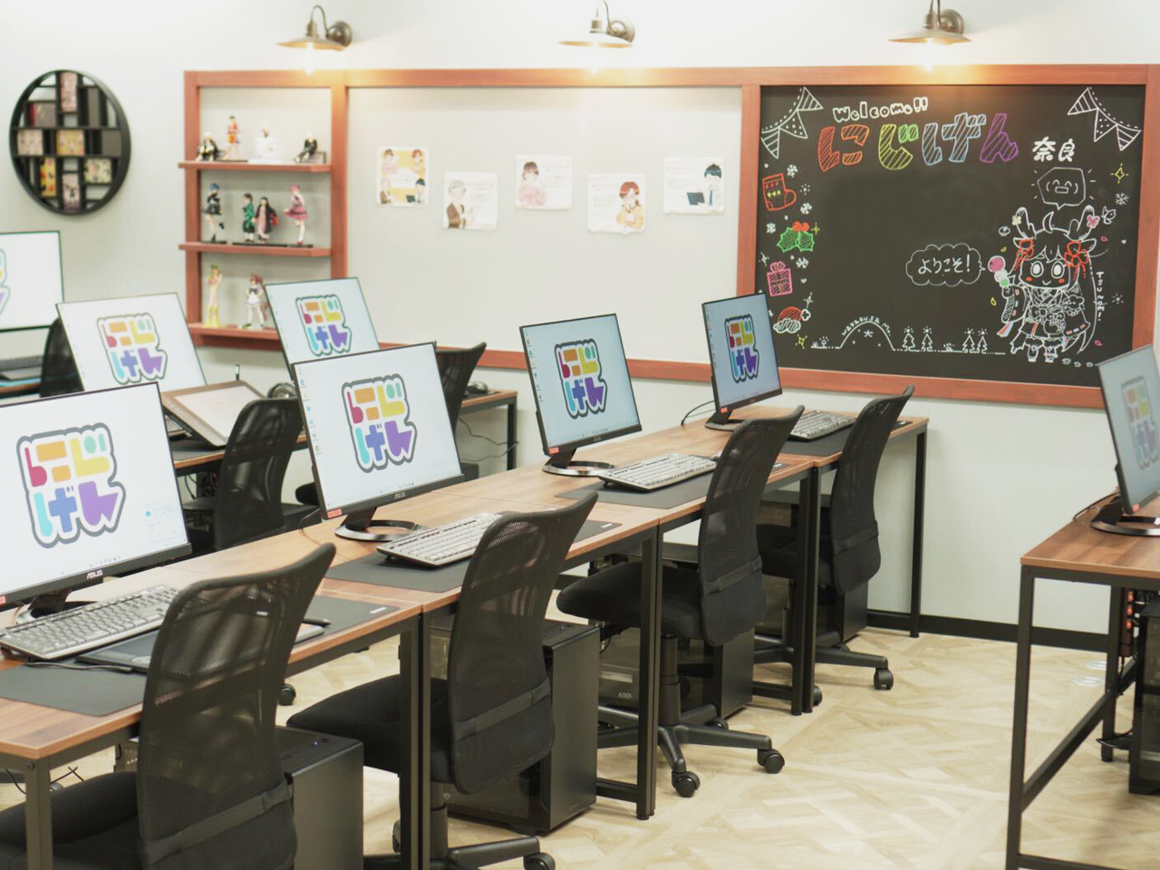 メインルームでは主にパソコンによる学習と生産活動を行います