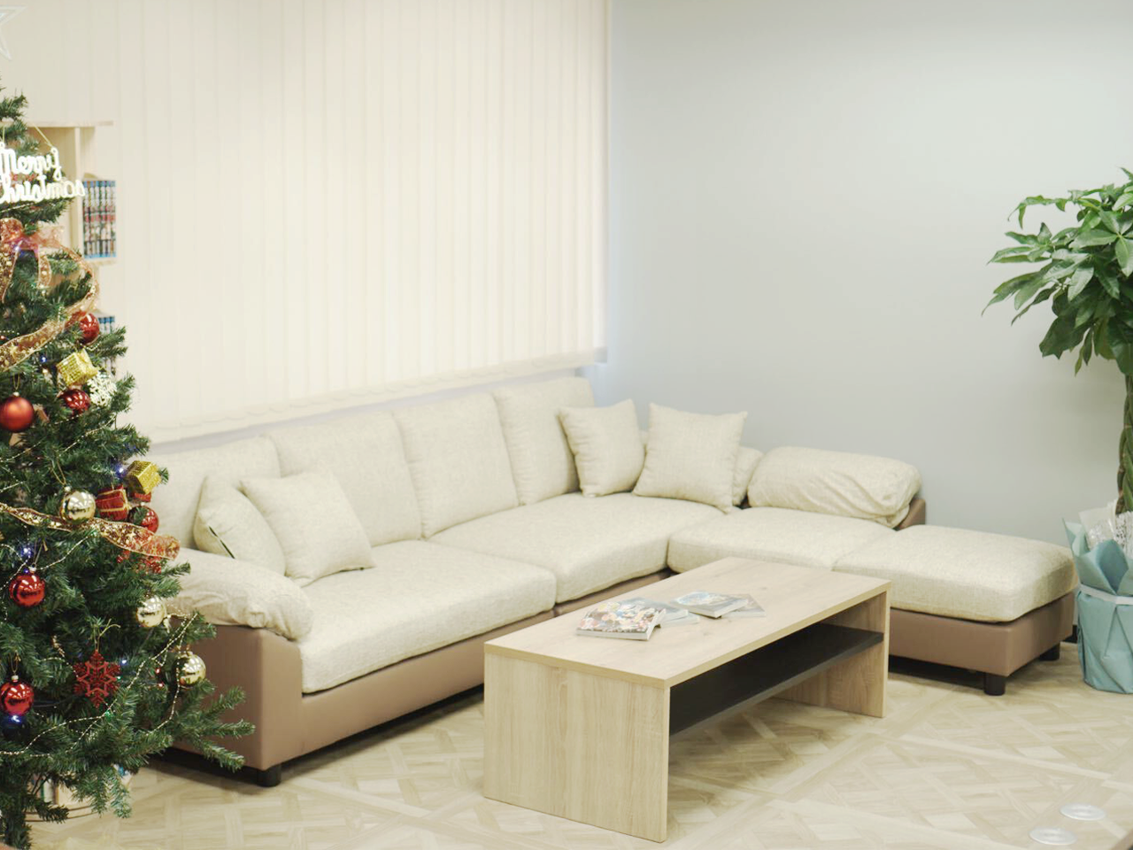 休憩スペースはゆったり座れるソファーと漫画があります