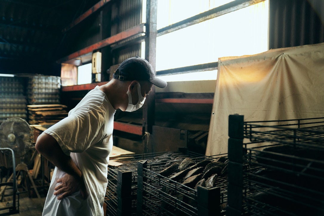 枕崎のかつお節工場を訪問する一平寿し2代目　村岡浩司