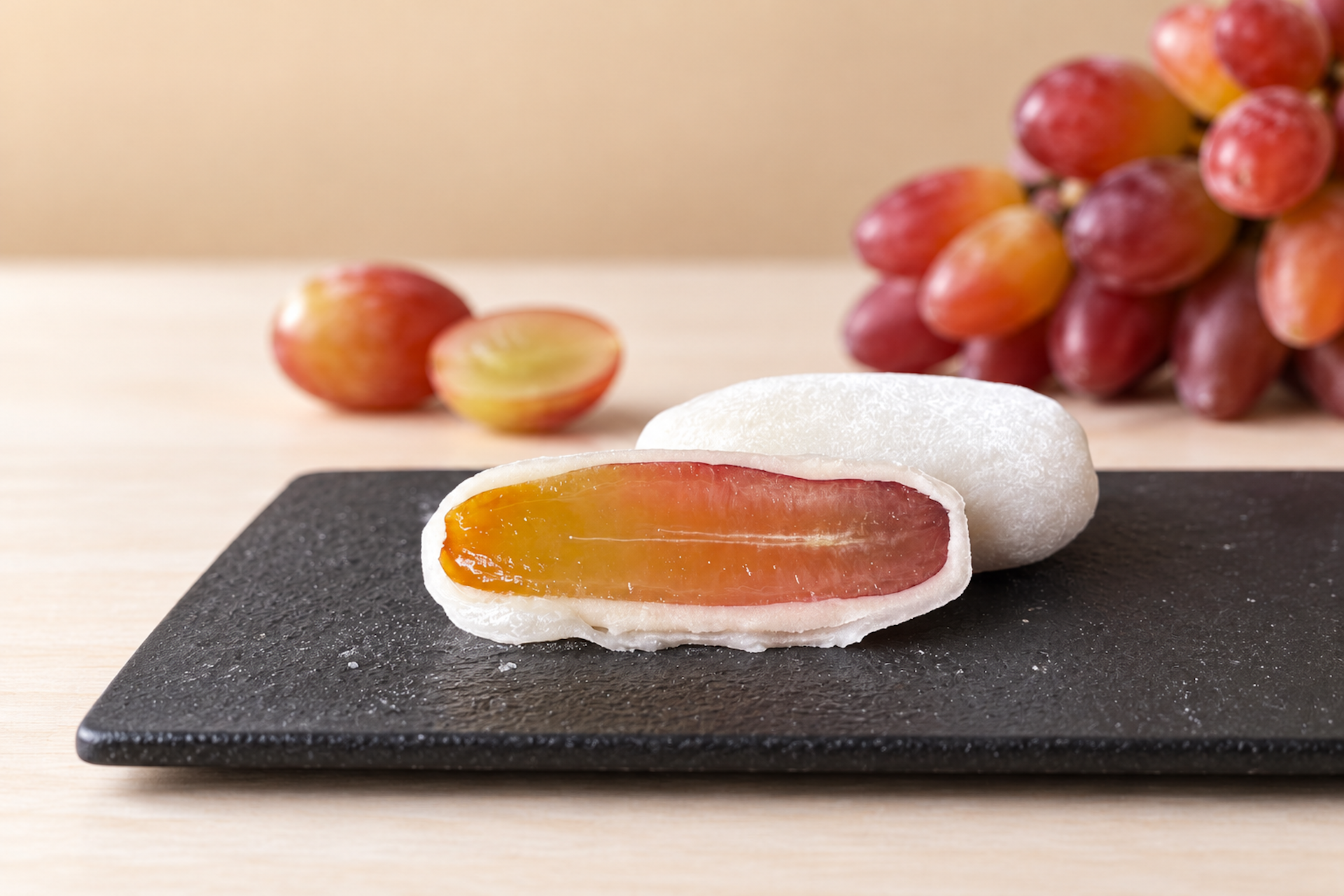 流通量が極めて少ない希少ぶどう「ジェリービーンズ」を大福に。まるでお菓子のような愛らしい姿と濃厚な甘さのフルーツ大福が、弁才天より数量限定発売