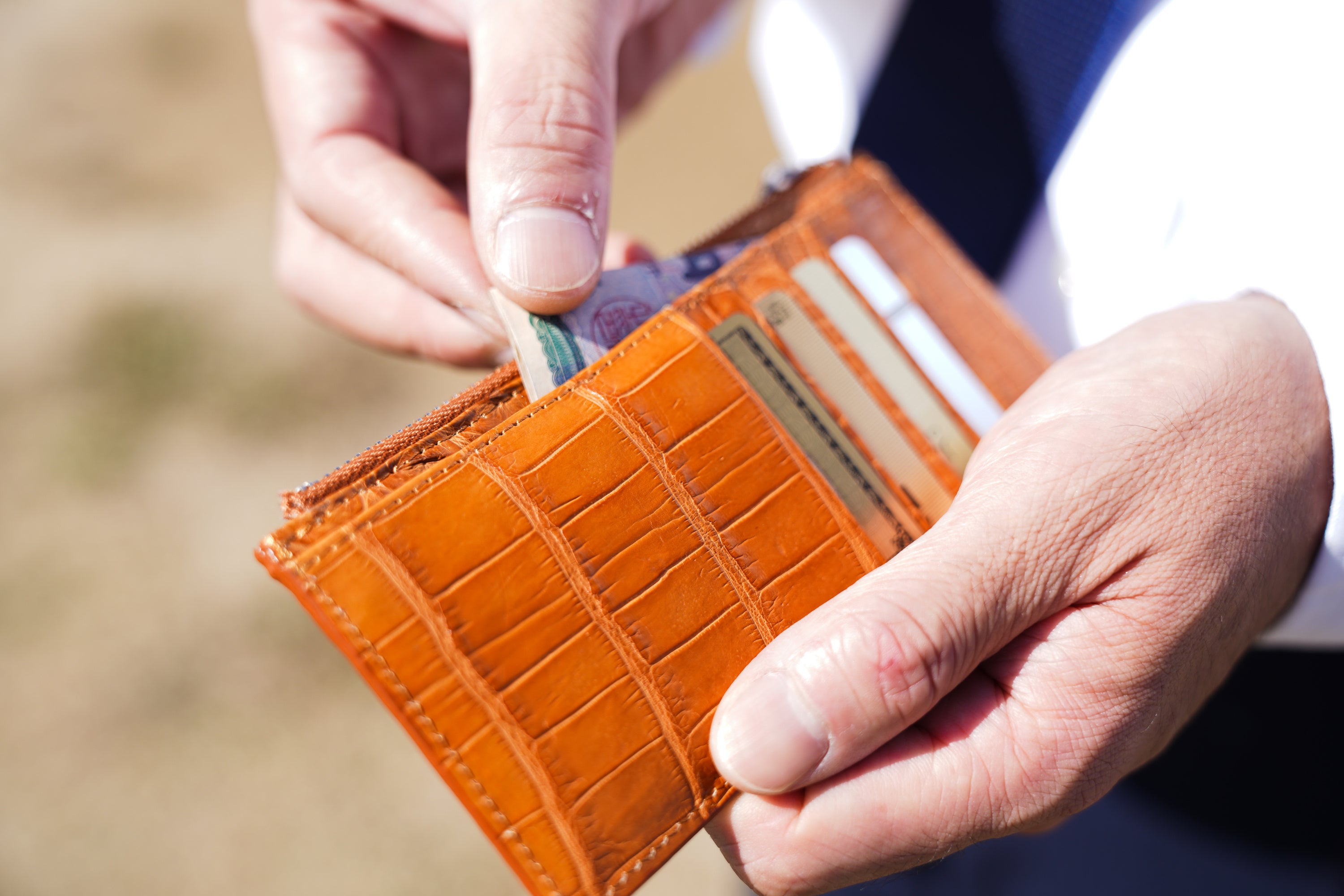 世界の革職人 ガイコツちゃんがやってきた☠️ 手染めの革でつくる職人メイド