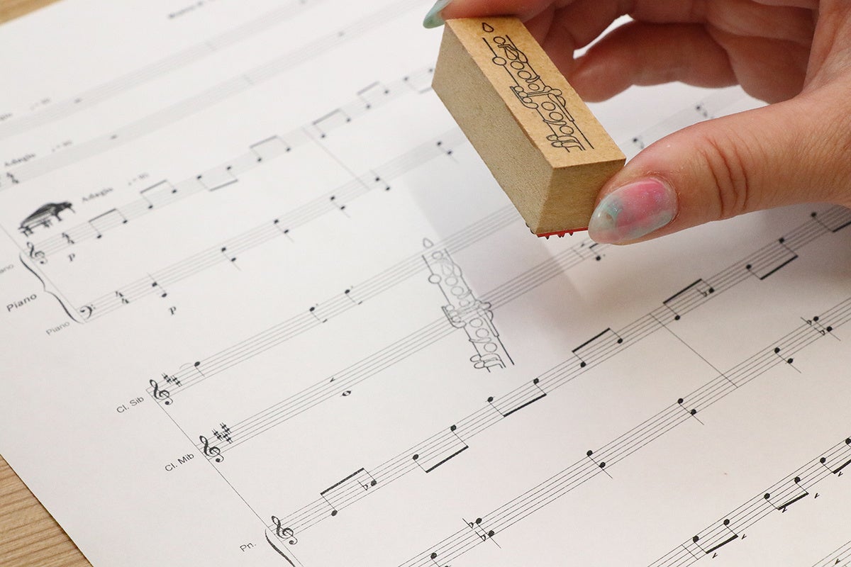 楽器練習の必需品 オカリナ クラリネット フルート リコーダーなどの管楽器の運指図がポンと押せるはんこ 音楽ずかん 楽器練習スタンプ 株式会社岡田商会のプレスリリース 楽器練習の必需品 オカリナ クラリネット フルート リコーダーなどの管楽器の運指図がポンと押せるはんこ 音楽ずかん 楽器練習スタンプ 株式会社岡田商会のプレスリリース