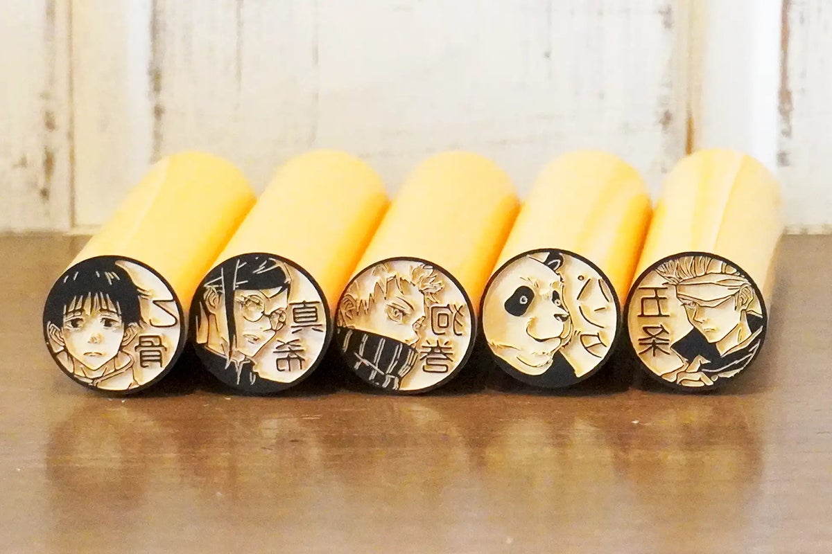 「劇場版 呪術廻戦 0 はんこコレクション」正式販売開始!32種類のキャラクターから選べるオーダーメイドはんこ。木彫りやセルフインクタイプも登場。 「劇場版 呪術廻戦 0 はんこコレクション」正式販売開始!32種類のキャラクターから選べるオーダーメイドはんこ。木彫りやセルフインクタイプも登場。