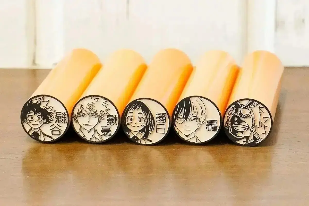 「僕のヒーローアカデミア」ファン必見！はんこコレクションが「ヒーロープラザ」に登場。106種類のキャラクターから選べるオーダーメイドはんこで荷物やお子さまの持ち物に名前をつけよう。