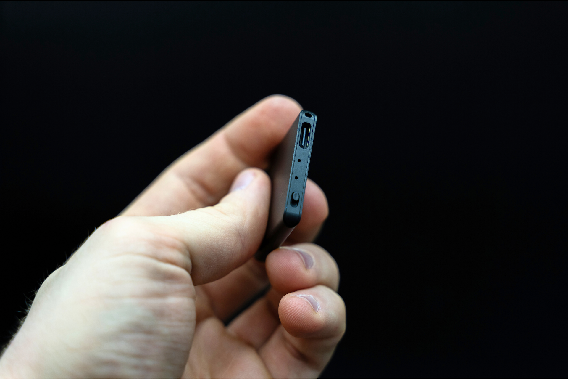 世界最小級の超小型ボイスレコーダーTileRec2.0(タイルレック2.0)手のひらサイズなのに最大1100時間のデータ保存という大容量です。