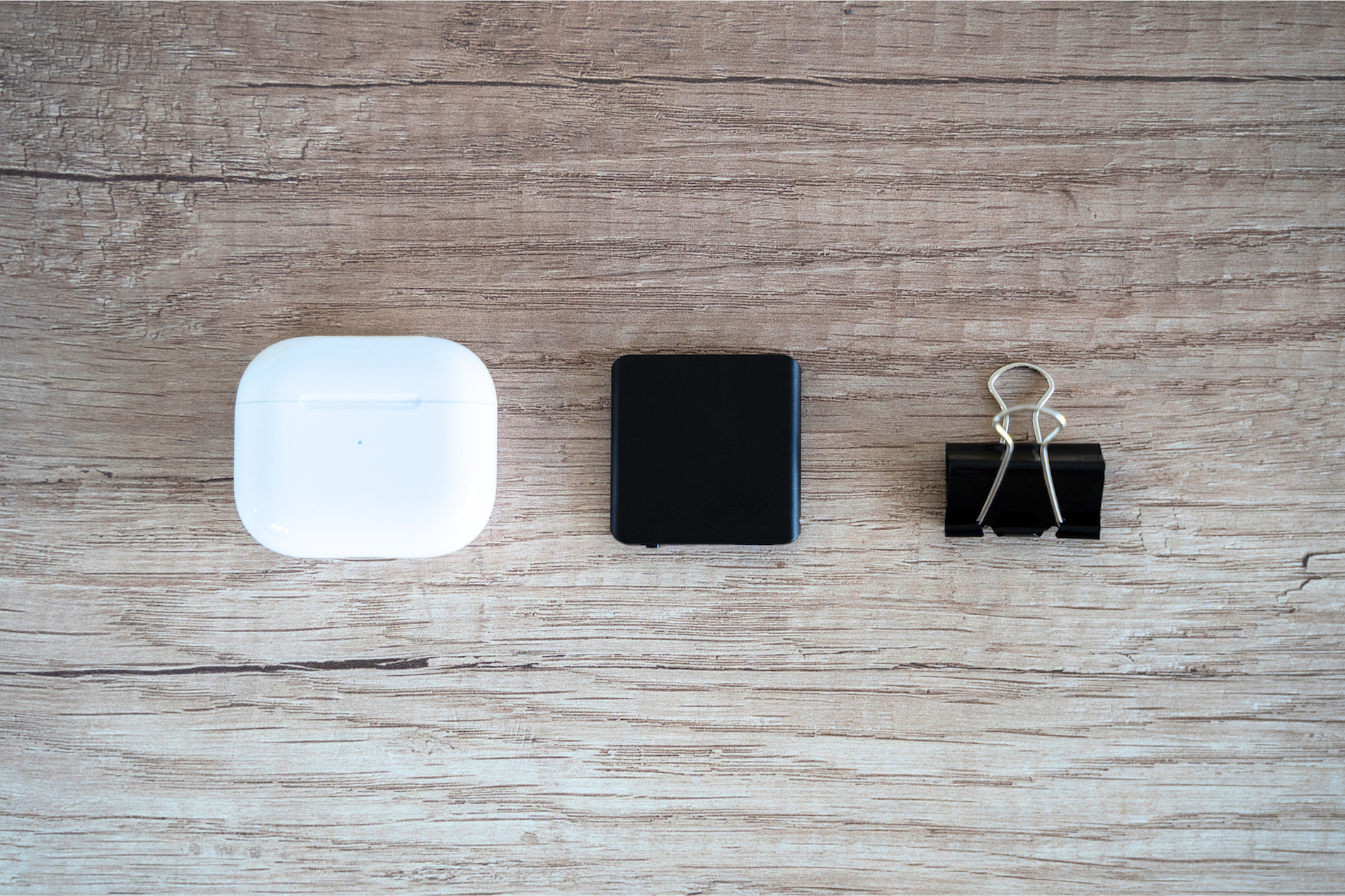 某イヤホンとタイルレックとクリップの実寸大比較