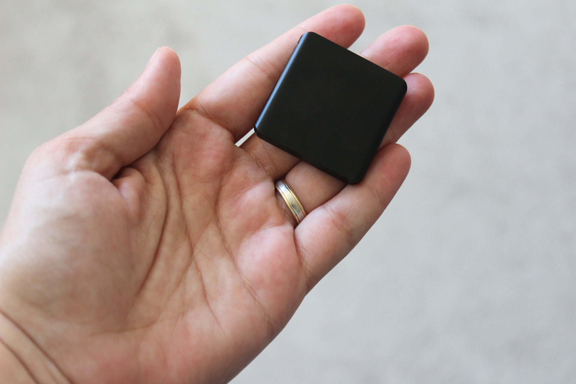 男性の手のひらに乗せたサイズ感